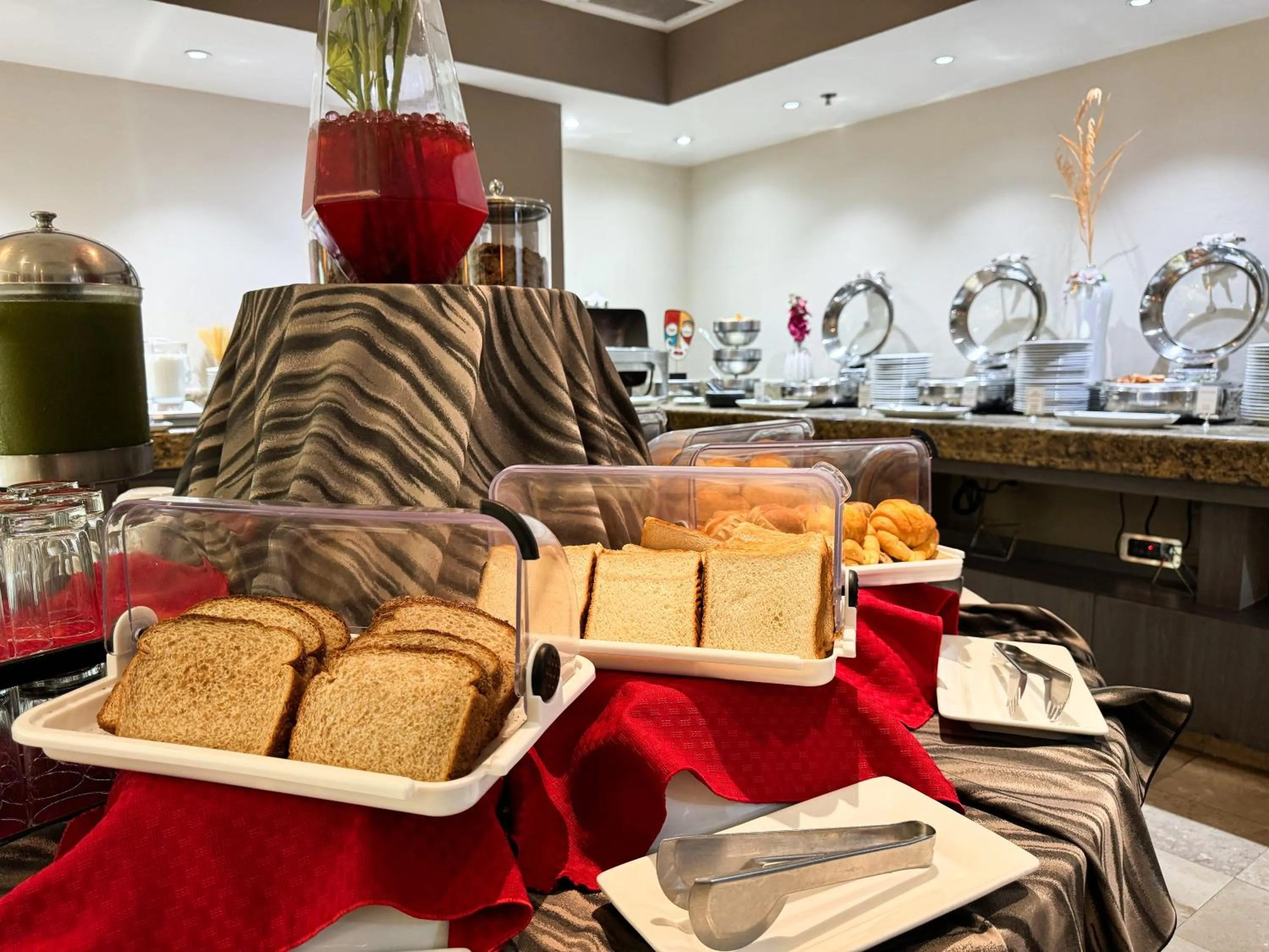 Buffet breakfast in Courtyard by Marriott Villahermosa Tabasco