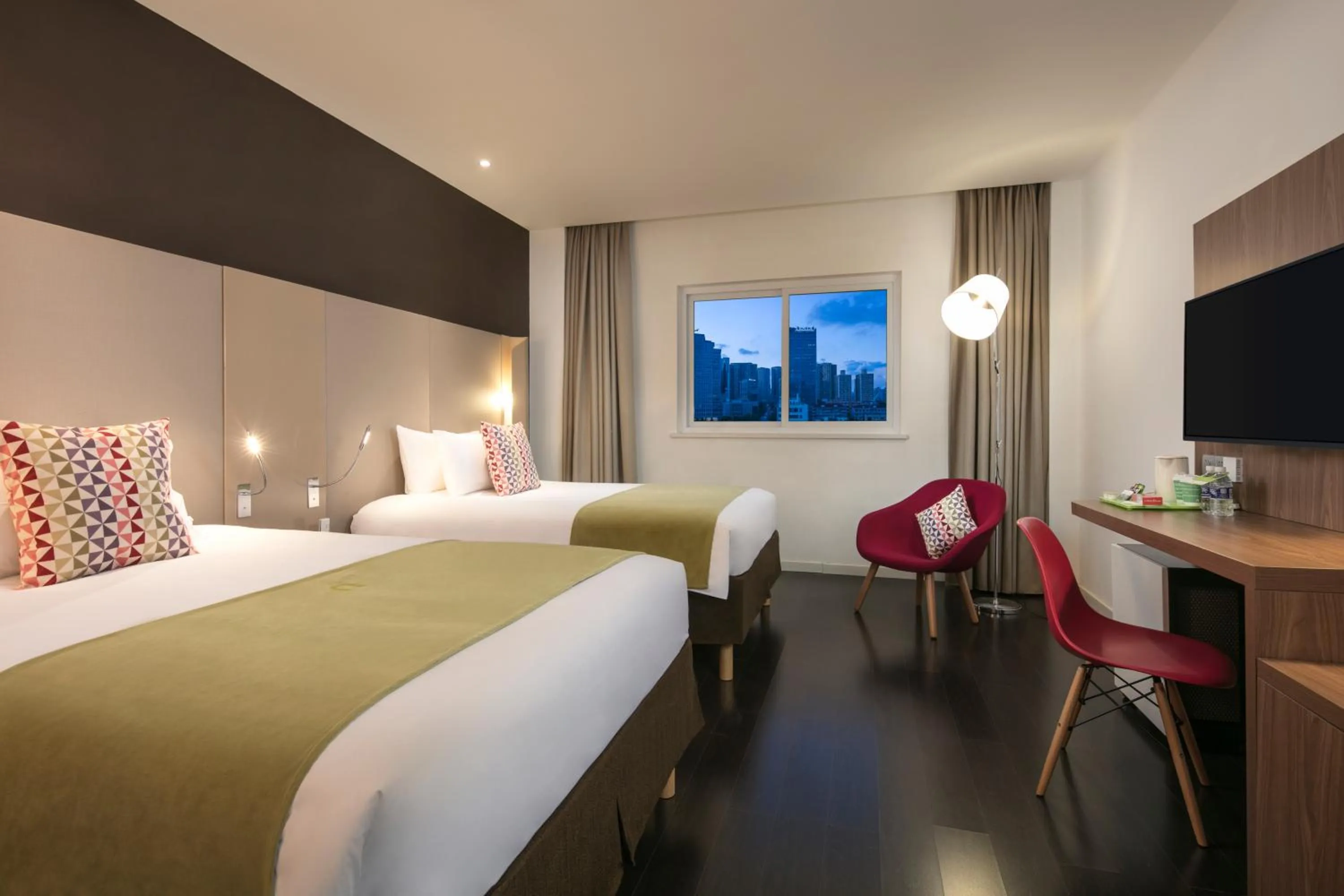 Communal lounge/ TV room, Bed in Campanile Shanghai Natural History Museum Hotel