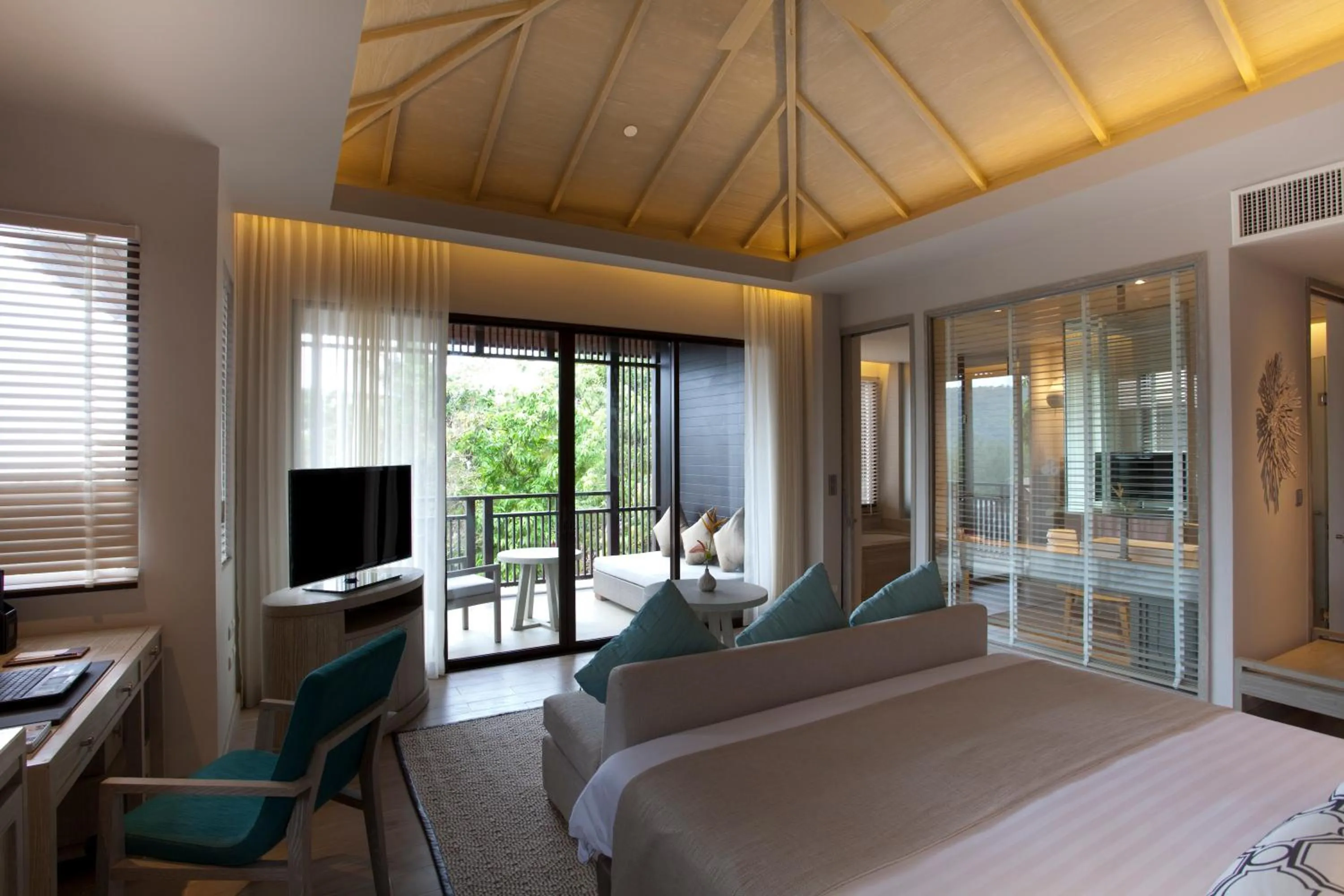 TV and multimedia in Pullman Phuket Arcadia Naithon Beach