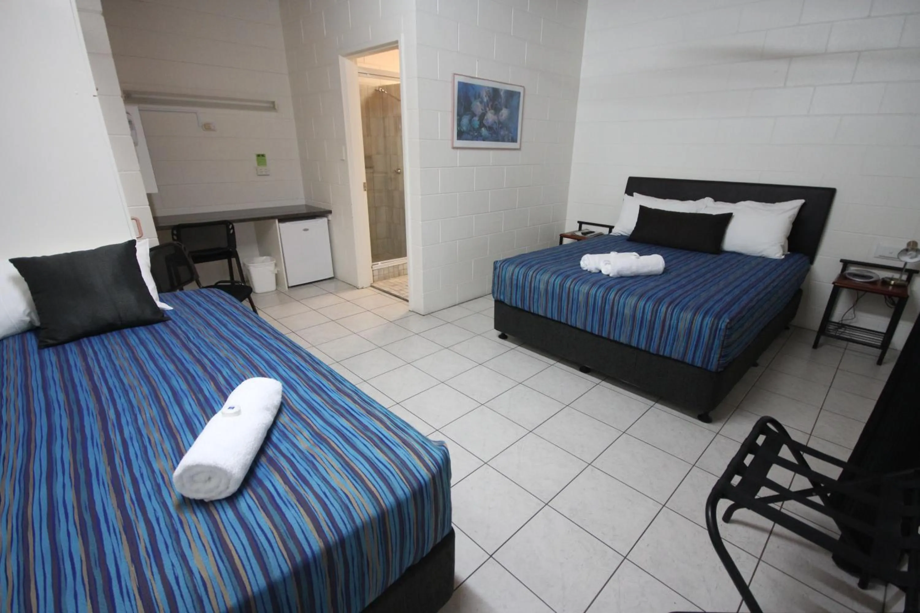 Shower, Bed in Barrier Reef Motel Innisfail