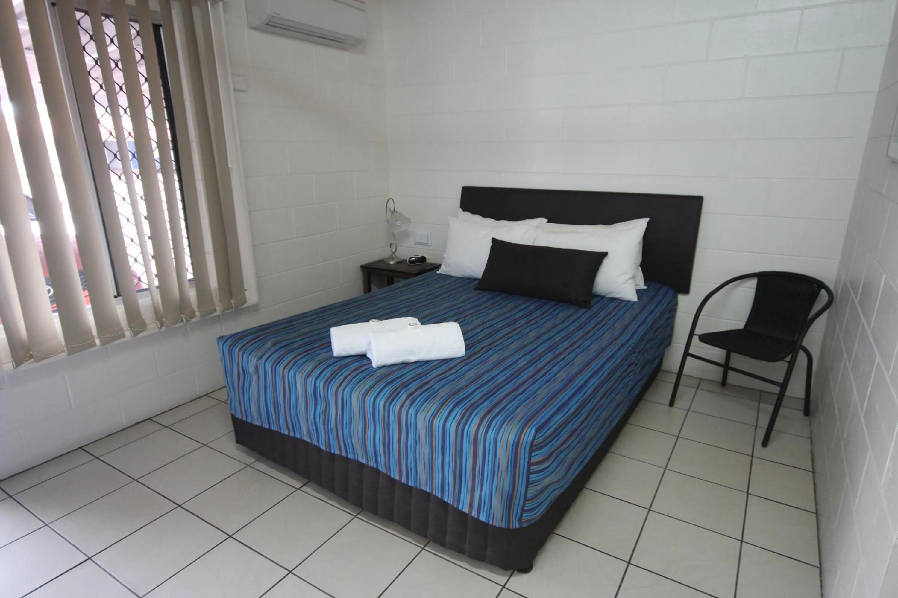 Photo of the whole room, Bed in Barrier Reef Motel Innisfail