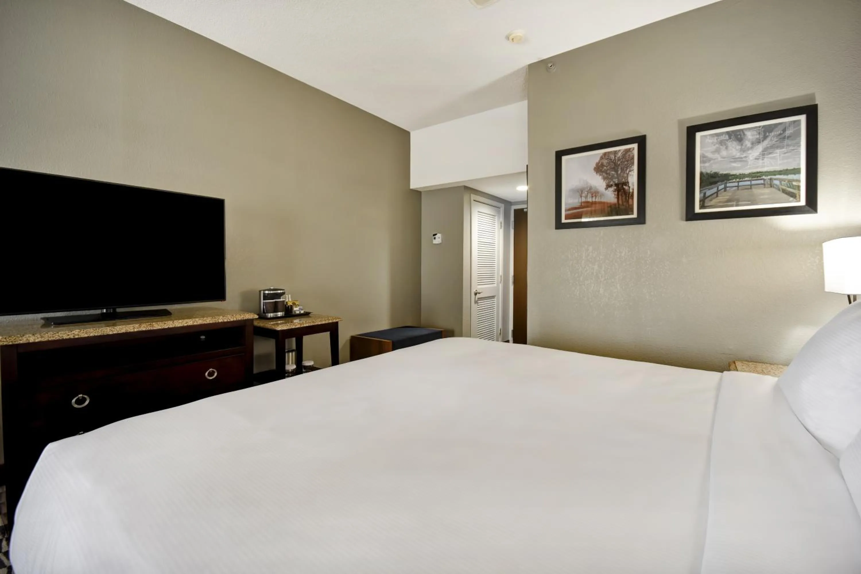 Bedroom, Bed in DoubleTree by Hilton Augusta