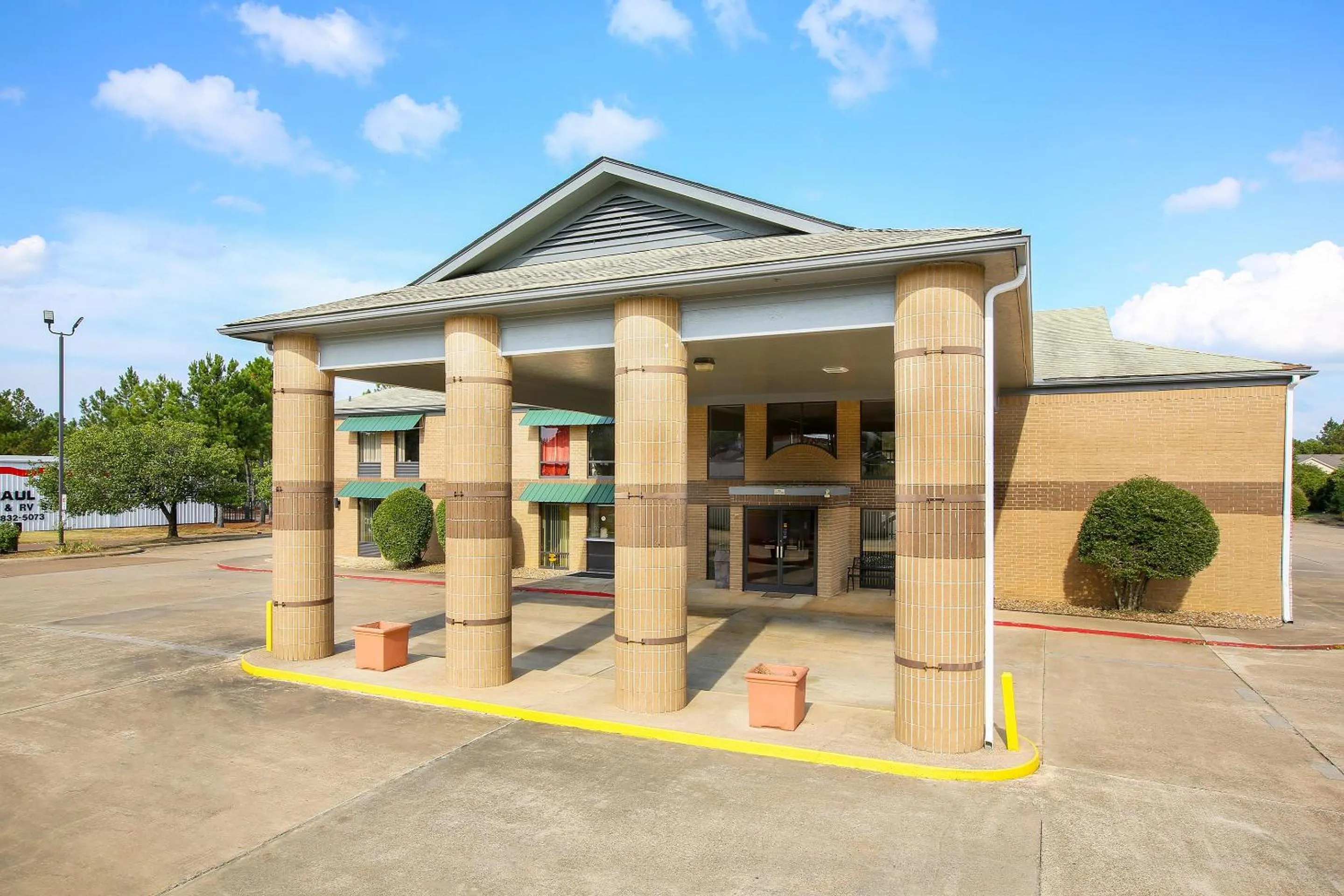 Facade/entrance in OYO Hotel Texarkana Trinity AR Hwy I-30