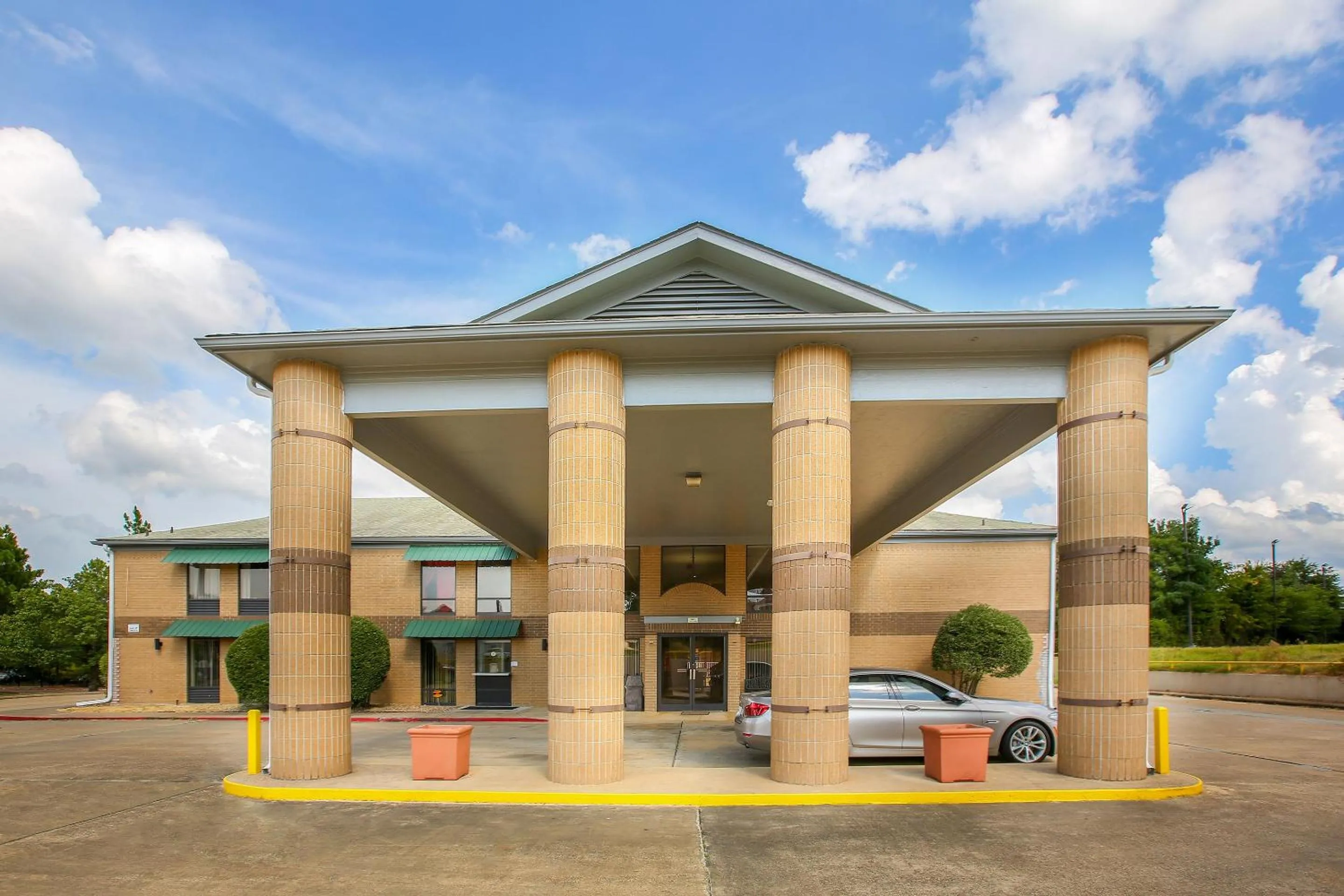 Facade/entrance in OYO Hotel Texarkana Trinity AR Hwy I-30