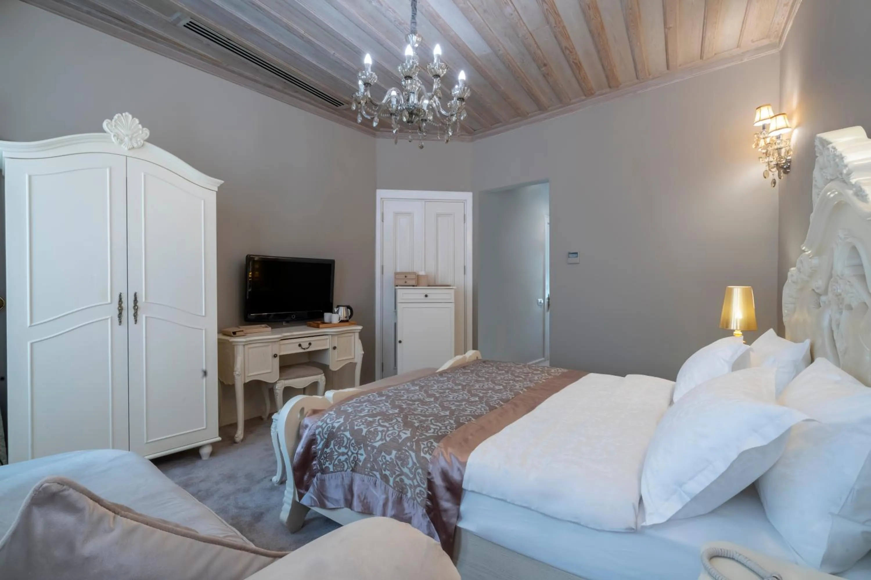 Photo of the whole room, Bed in Elegance East Hotel