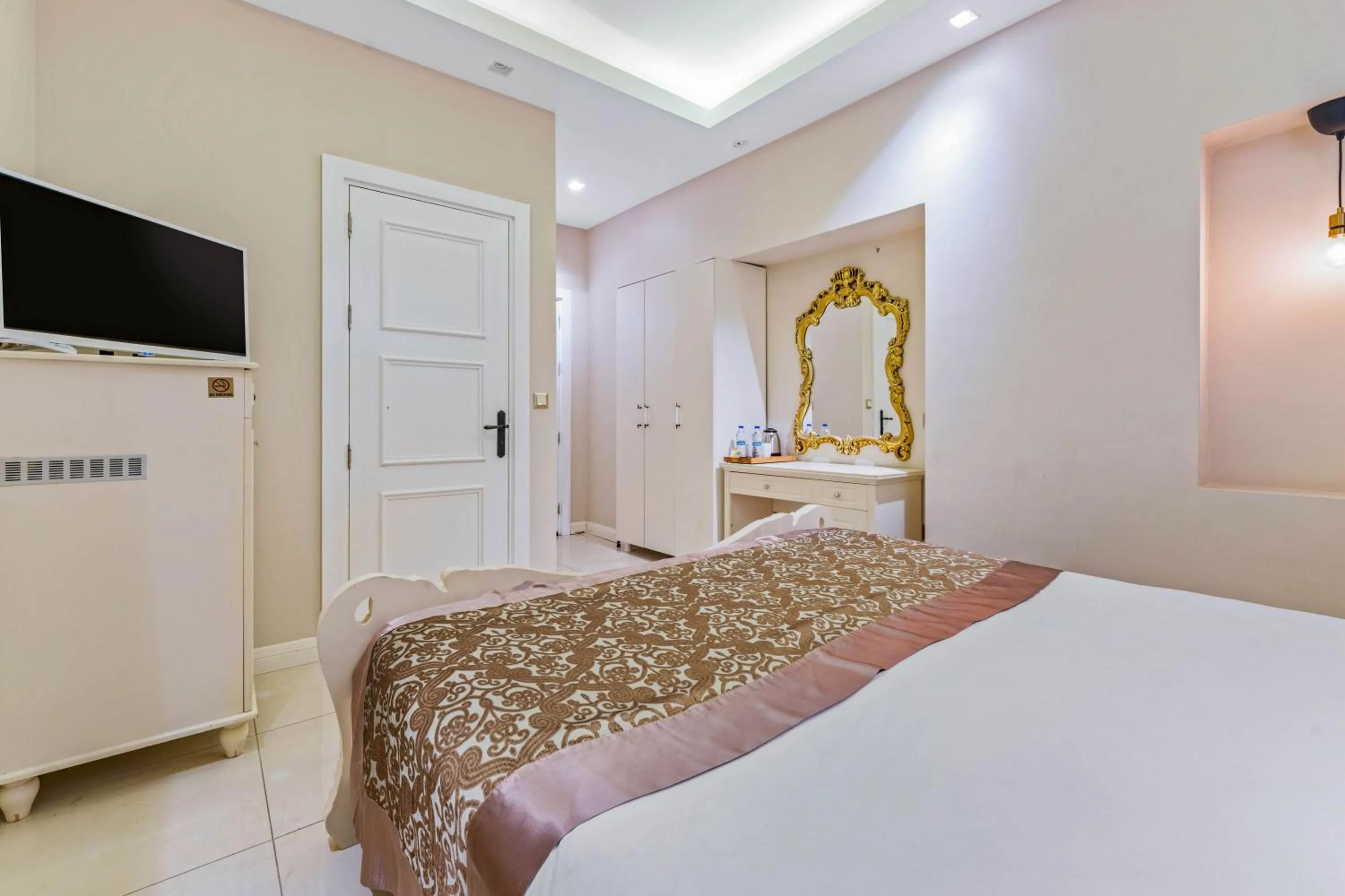 Bed in Elegance East Hotel