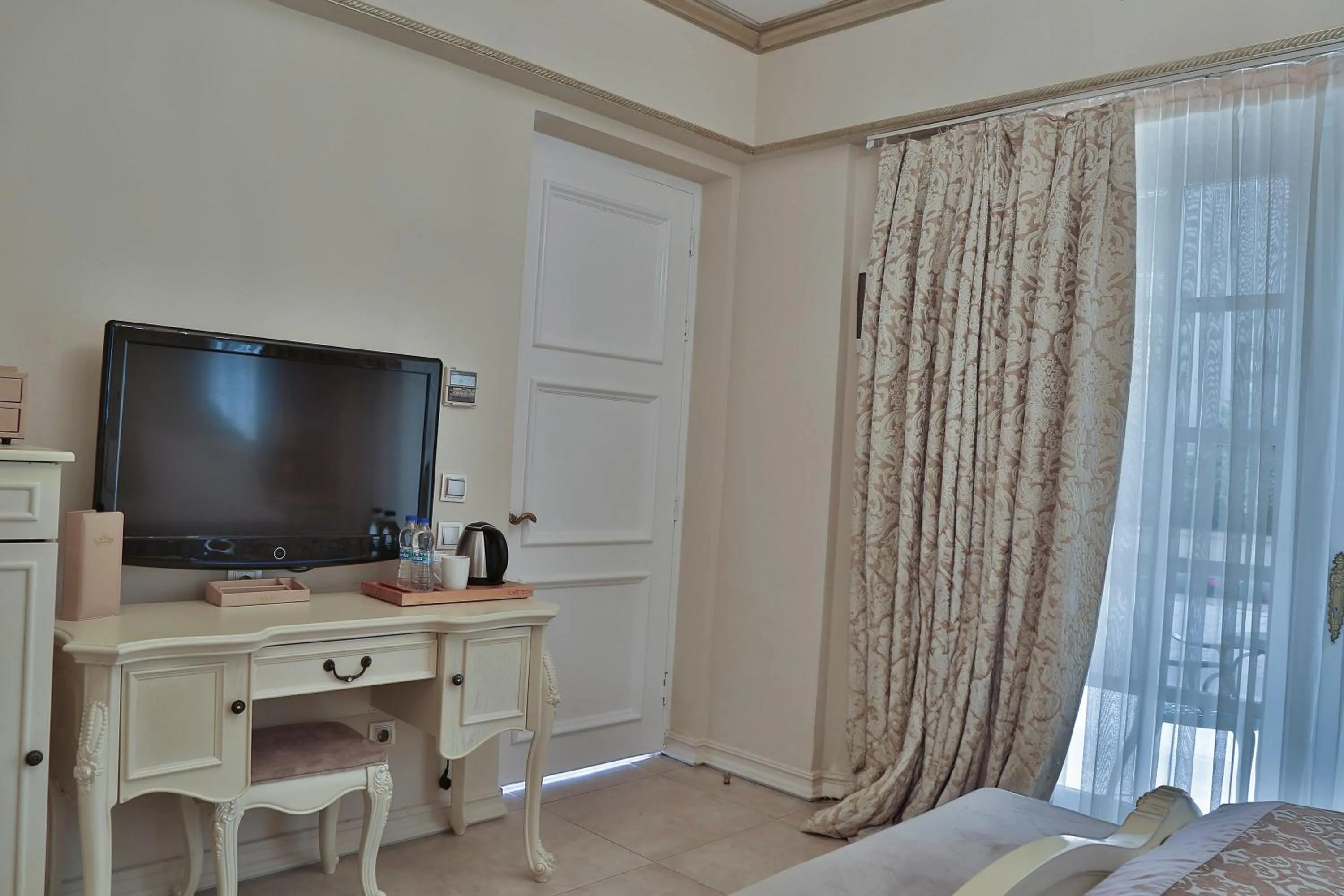 TV and multimedia in Elegance East Hotel