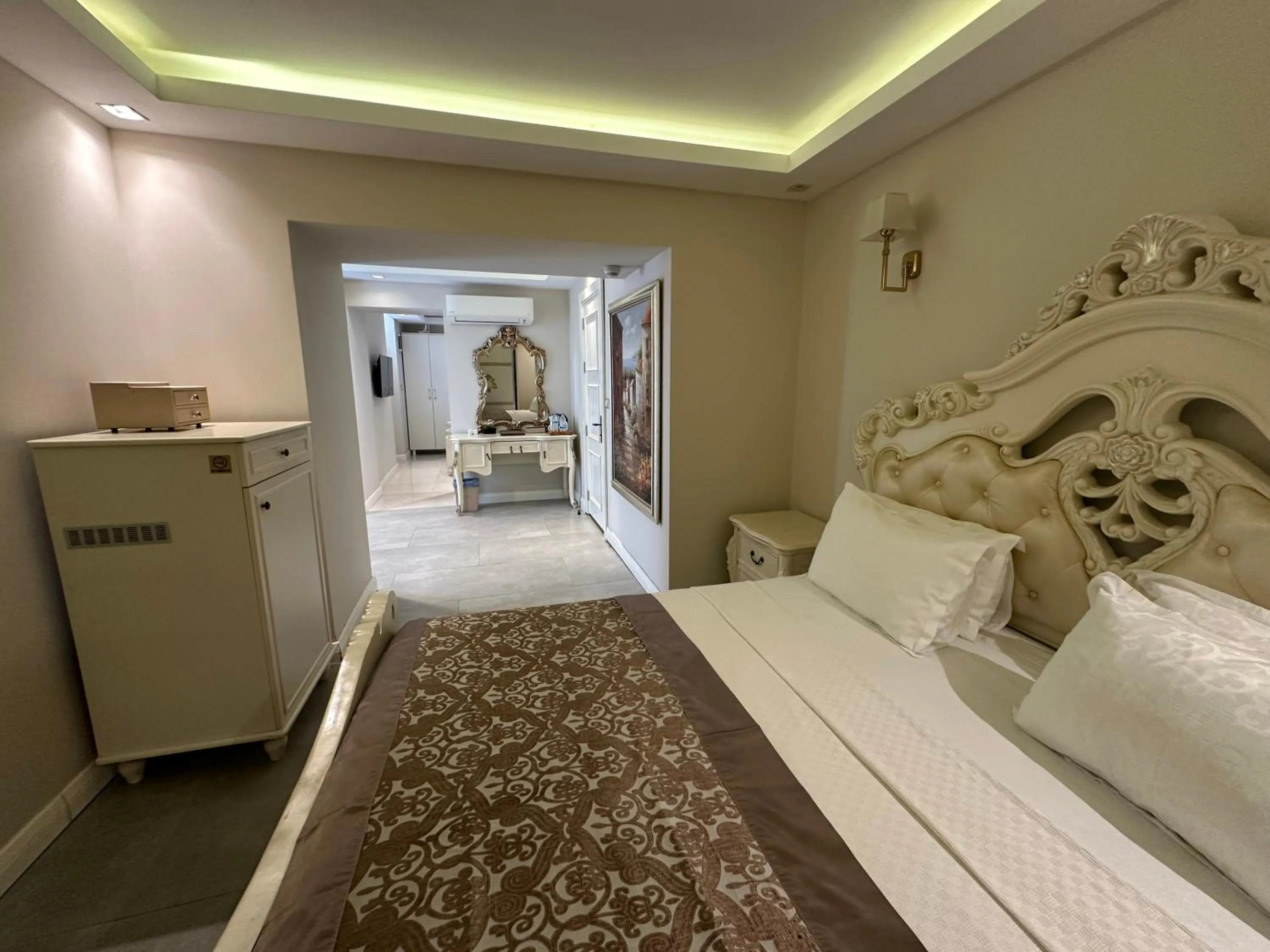 Photo of the whole room in Elegance East Hotel