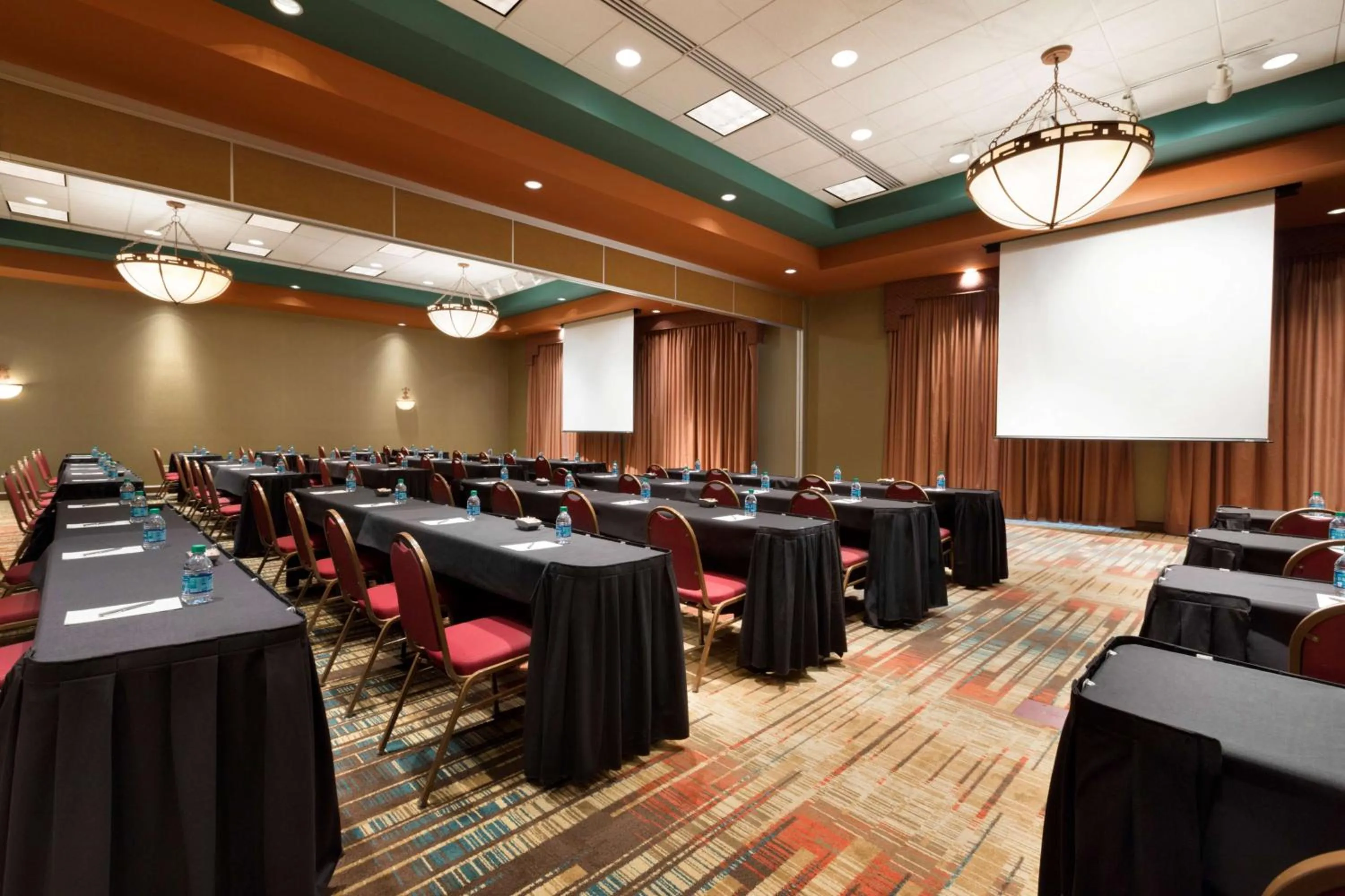 Dining area in Embassy Suites by Hilton Albuquerque