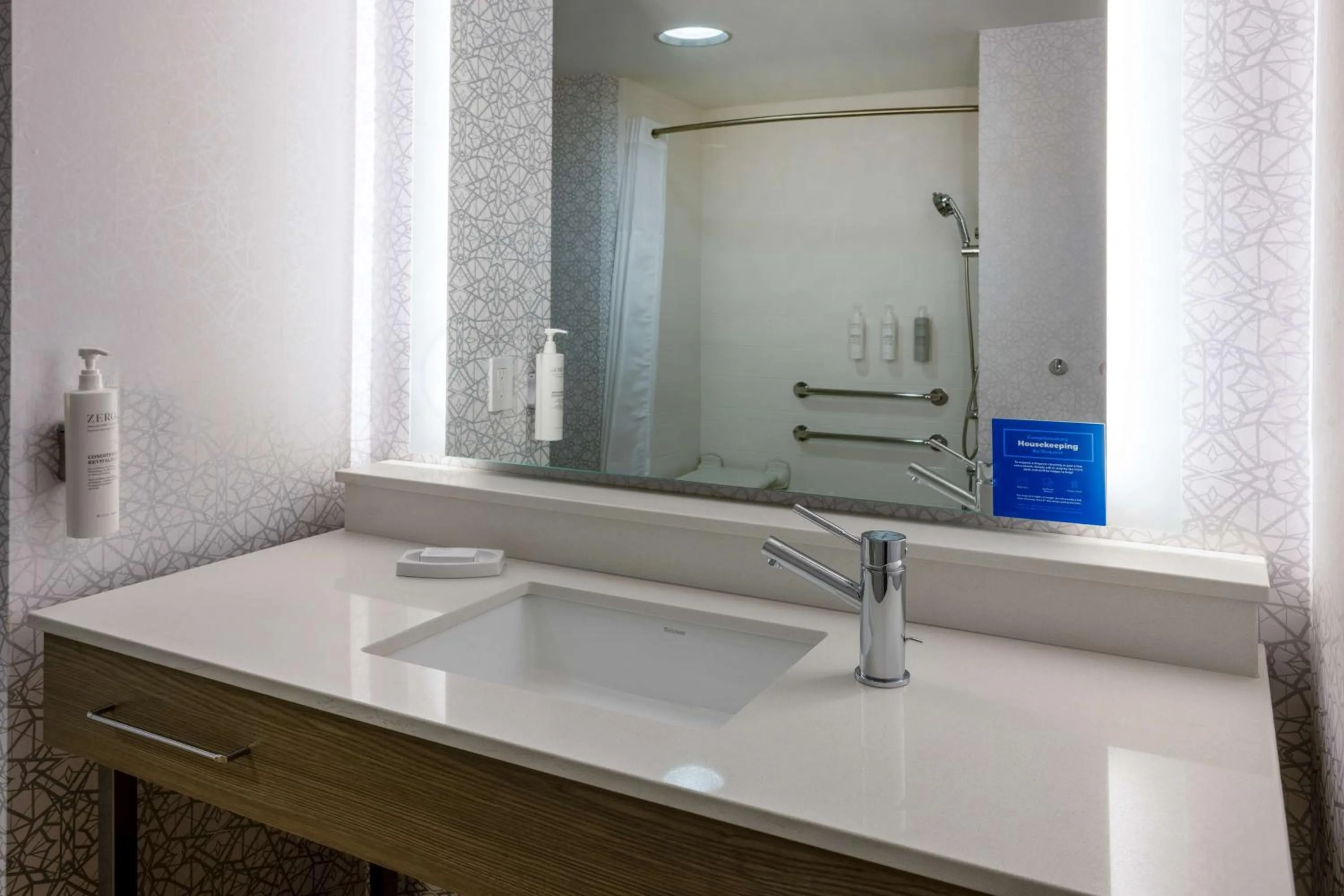 Bathroom in Hampton Inn Harriman Woodbury