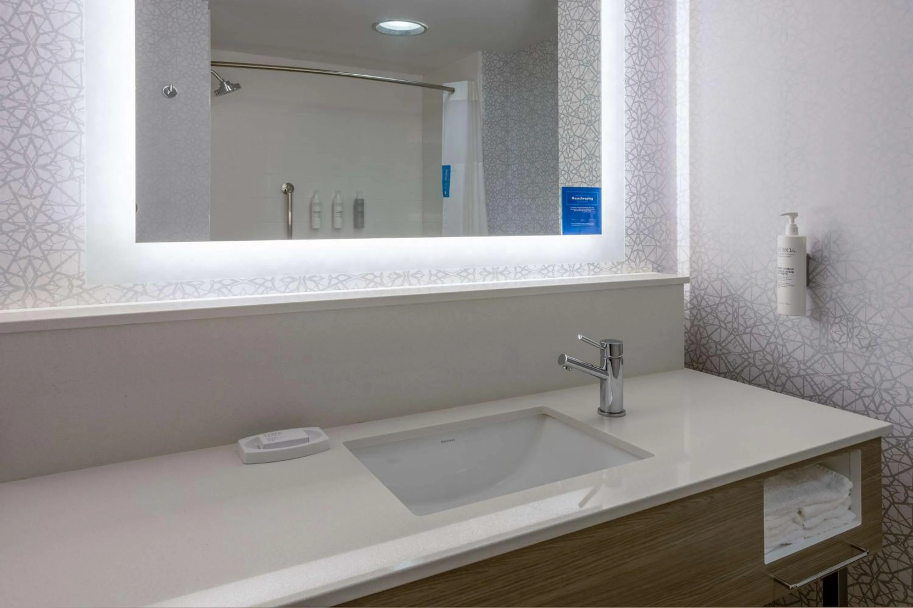 Bathroom in Hampton Inn Harriman Woodbury