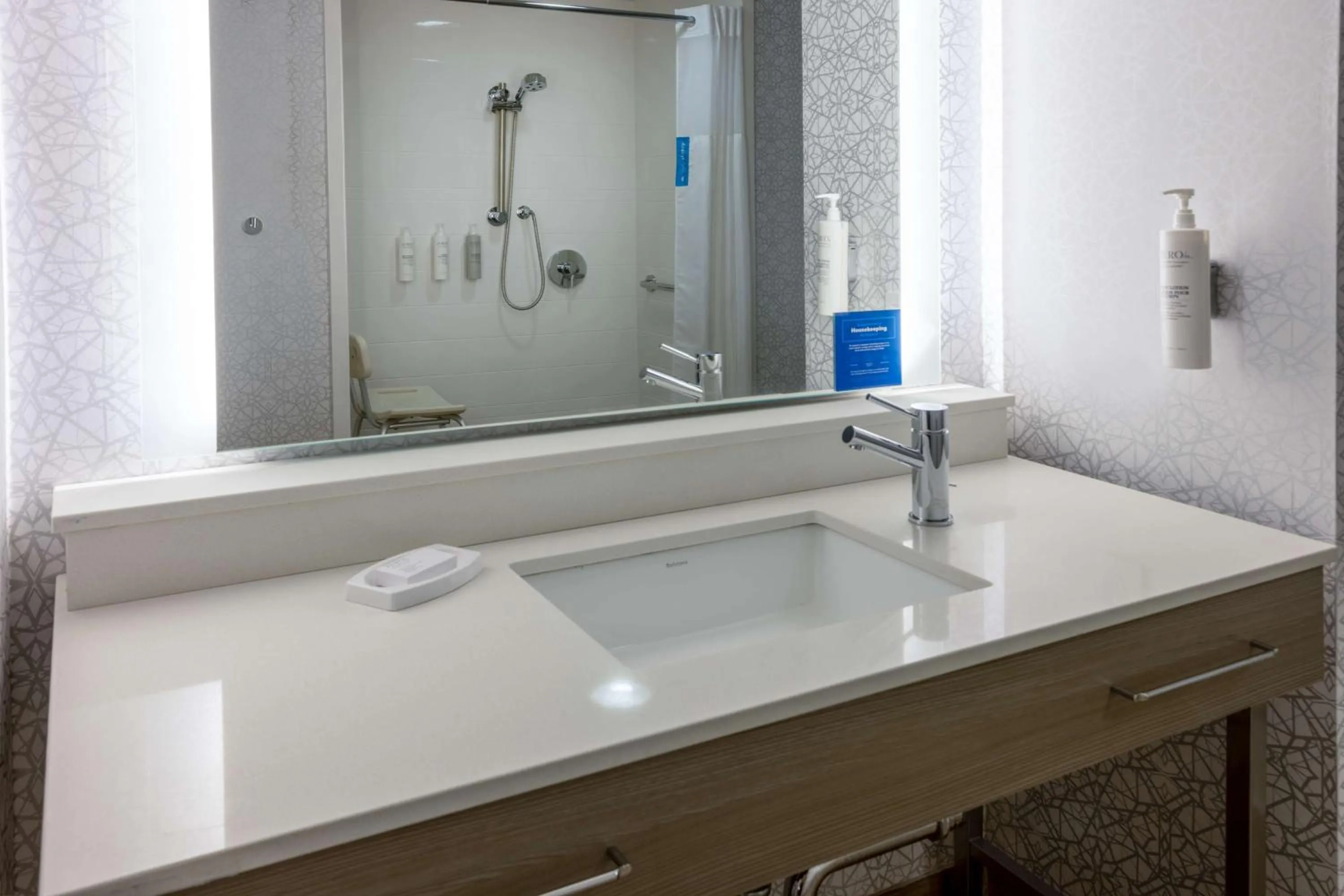 Bathroom in Hampton Inn Harriman Woodbury