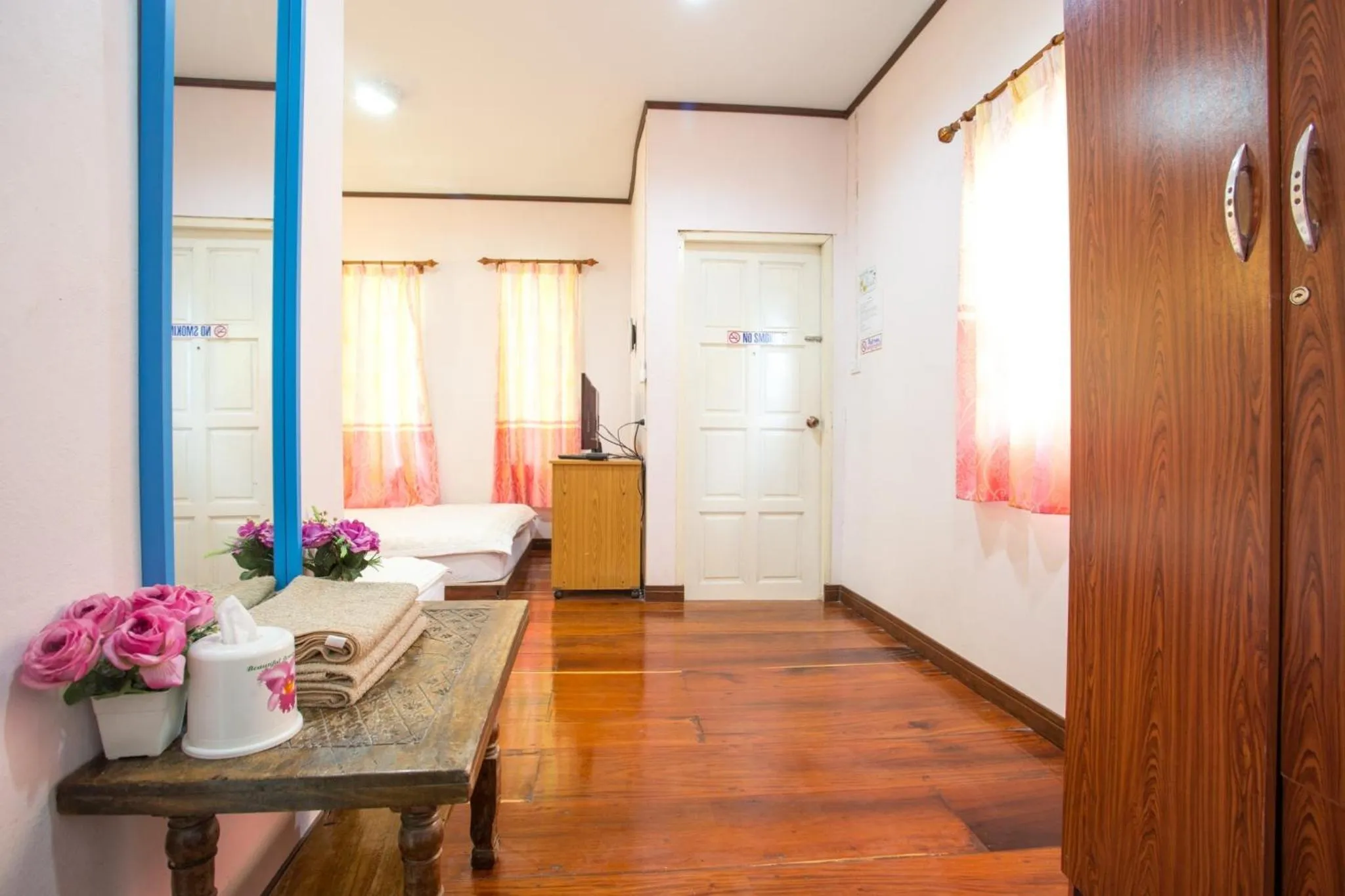 Photo of the whole room, Bed in Greenhouse resort