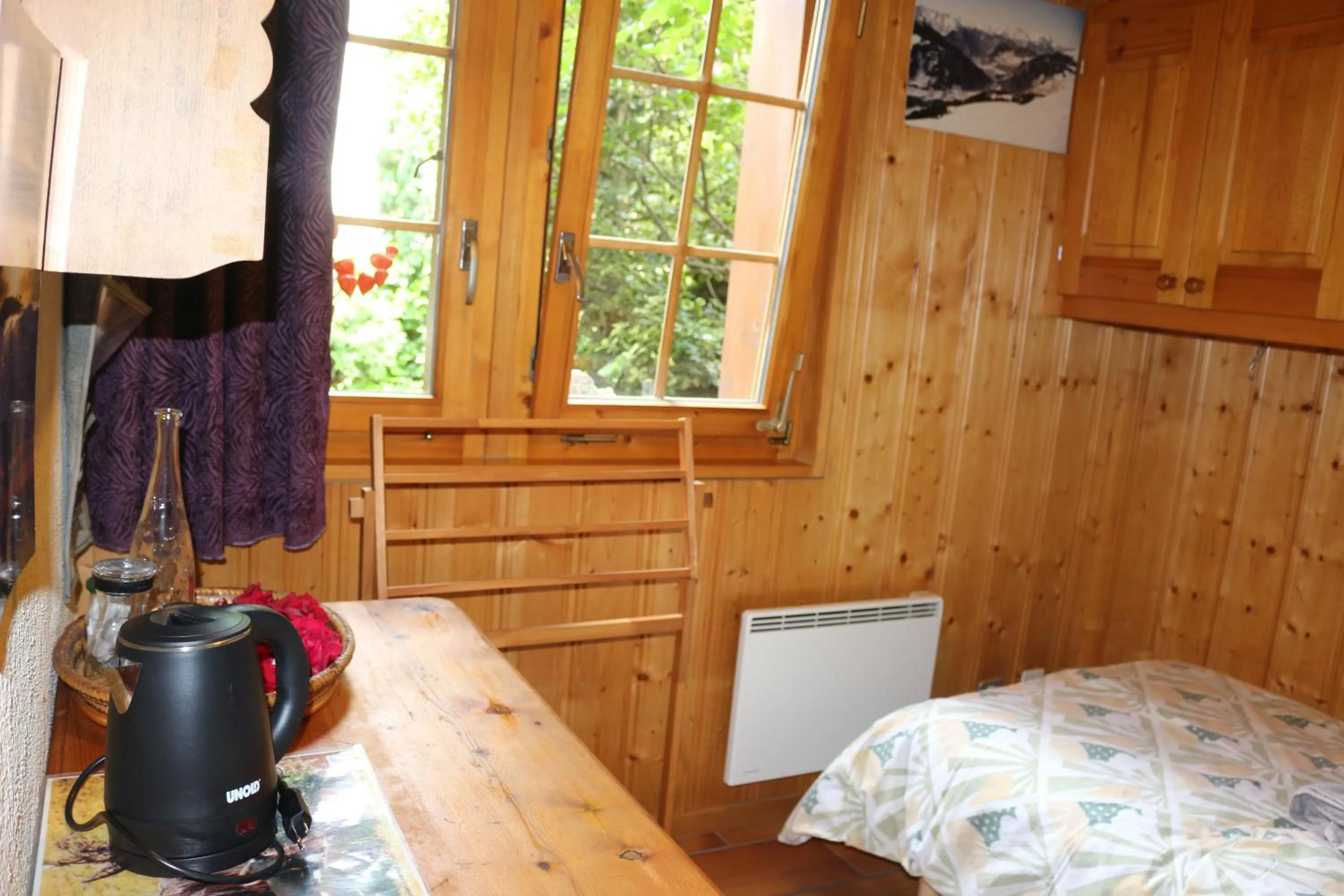 Coffee/tea facilities, Bed in BnB Claudy et Elizabeth Michellod-Dutheil