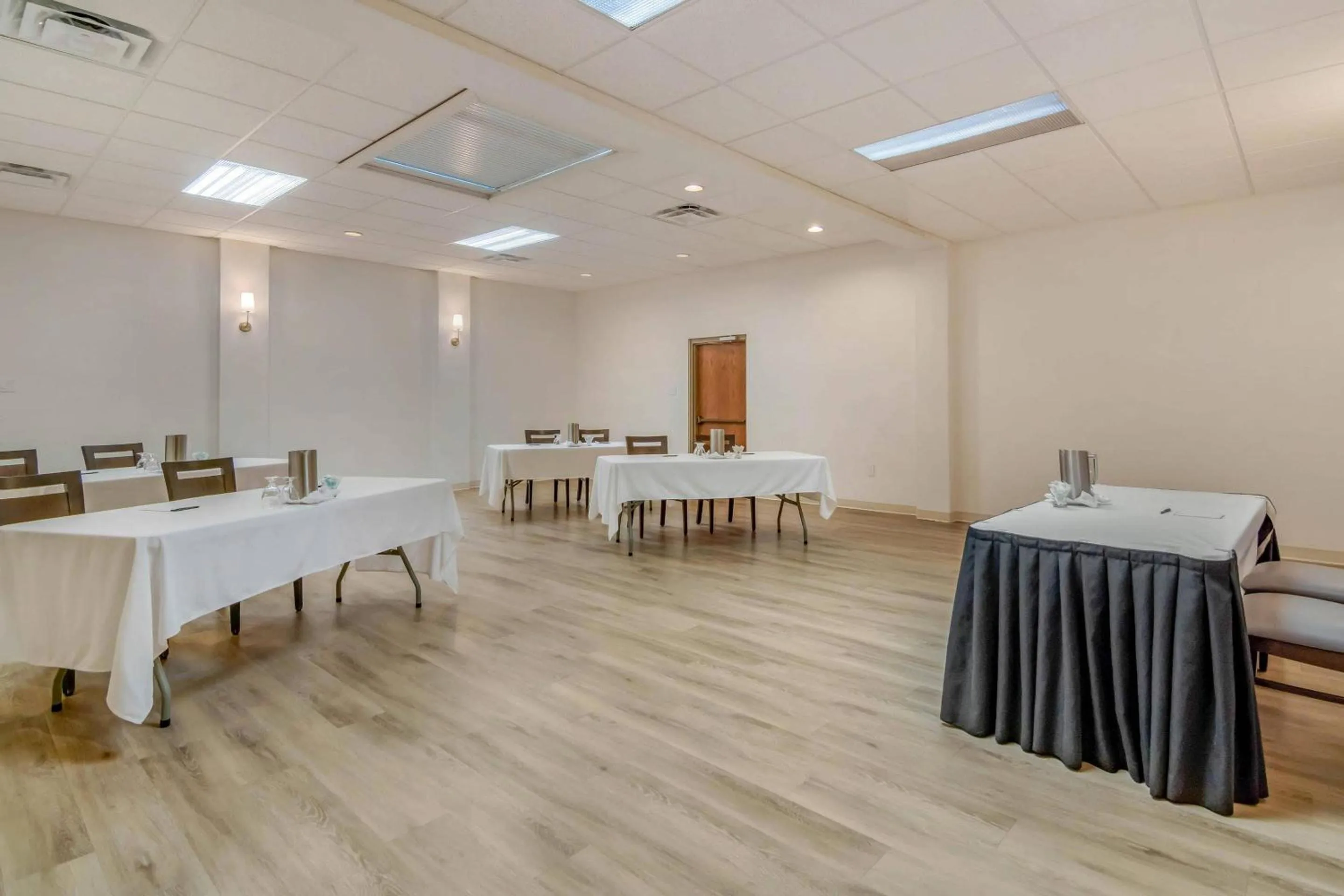 Meeting/conference room in Bayside Resort, an Ascend Collection Resort