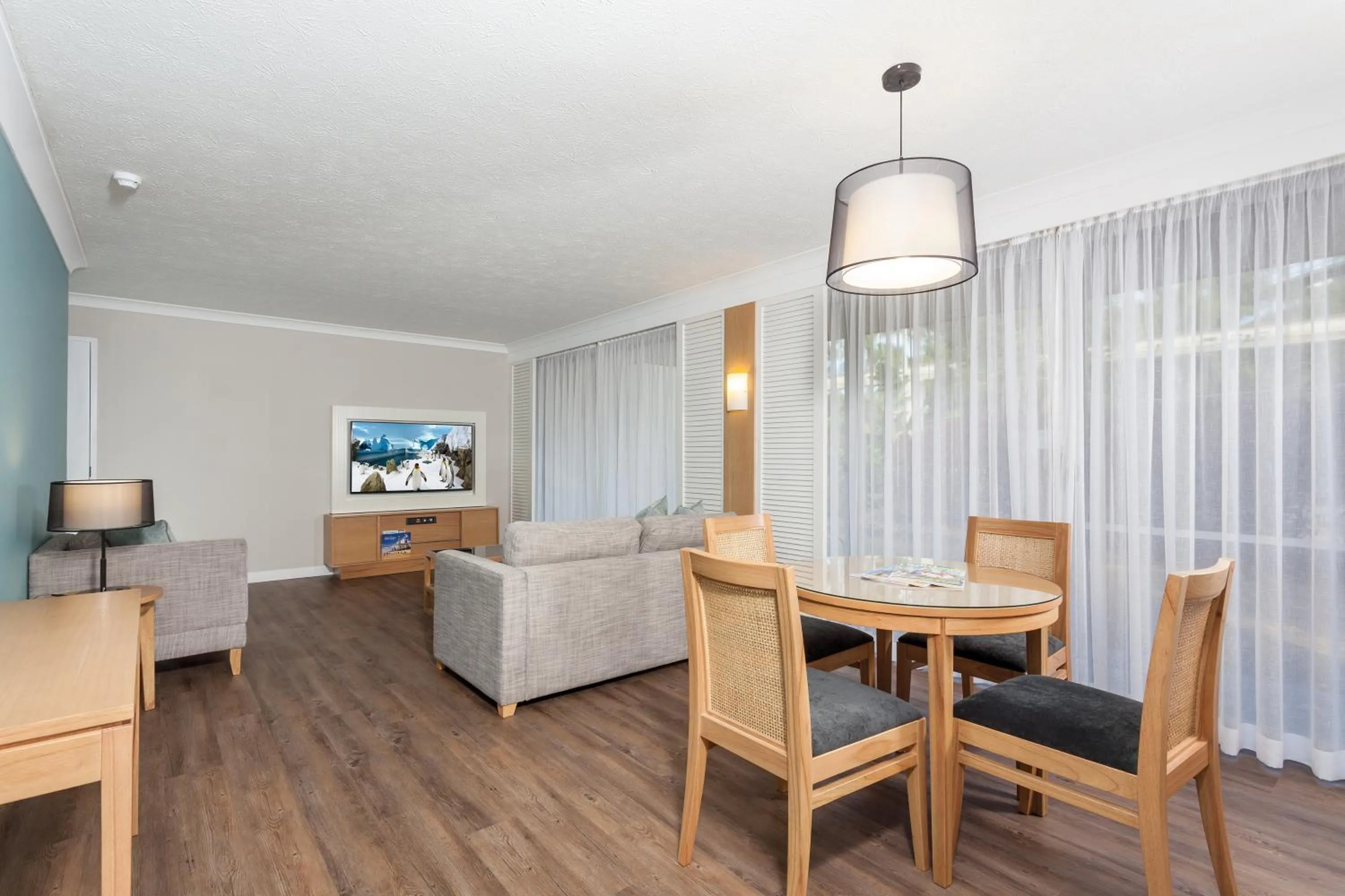 Premium Spa Suite + Entry to 3 Theme Parks in Sea World Resort