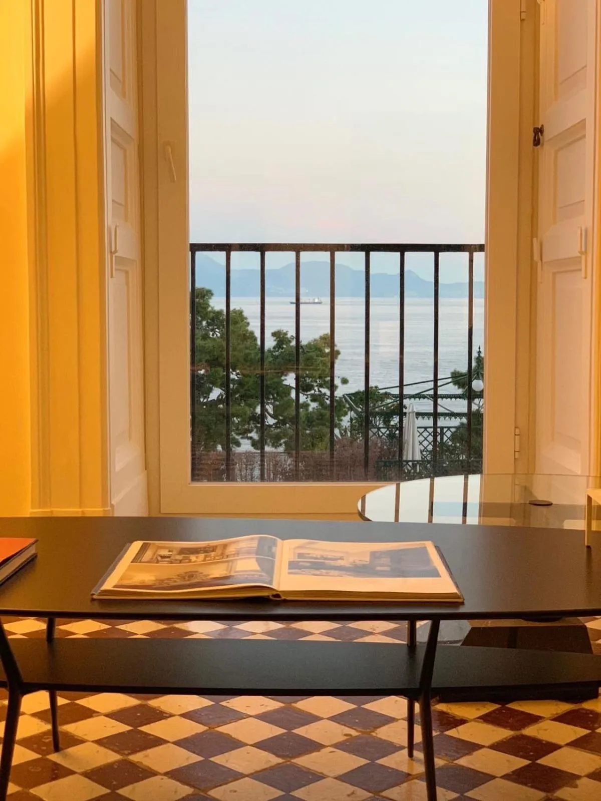 Communal lounge/ TV room in PrimoPianoPosillipo