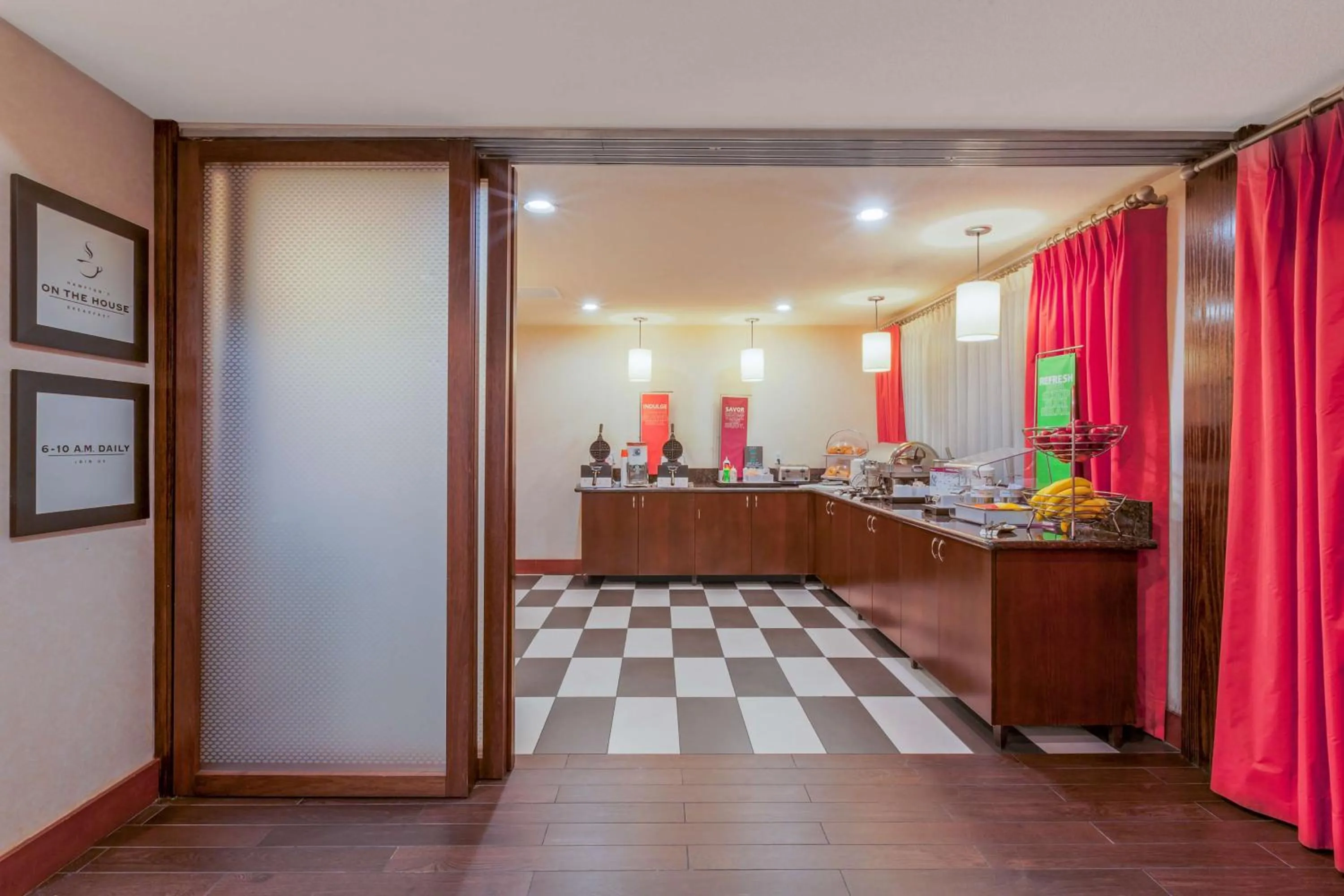 Dining area in Hampton Inn San Marcos