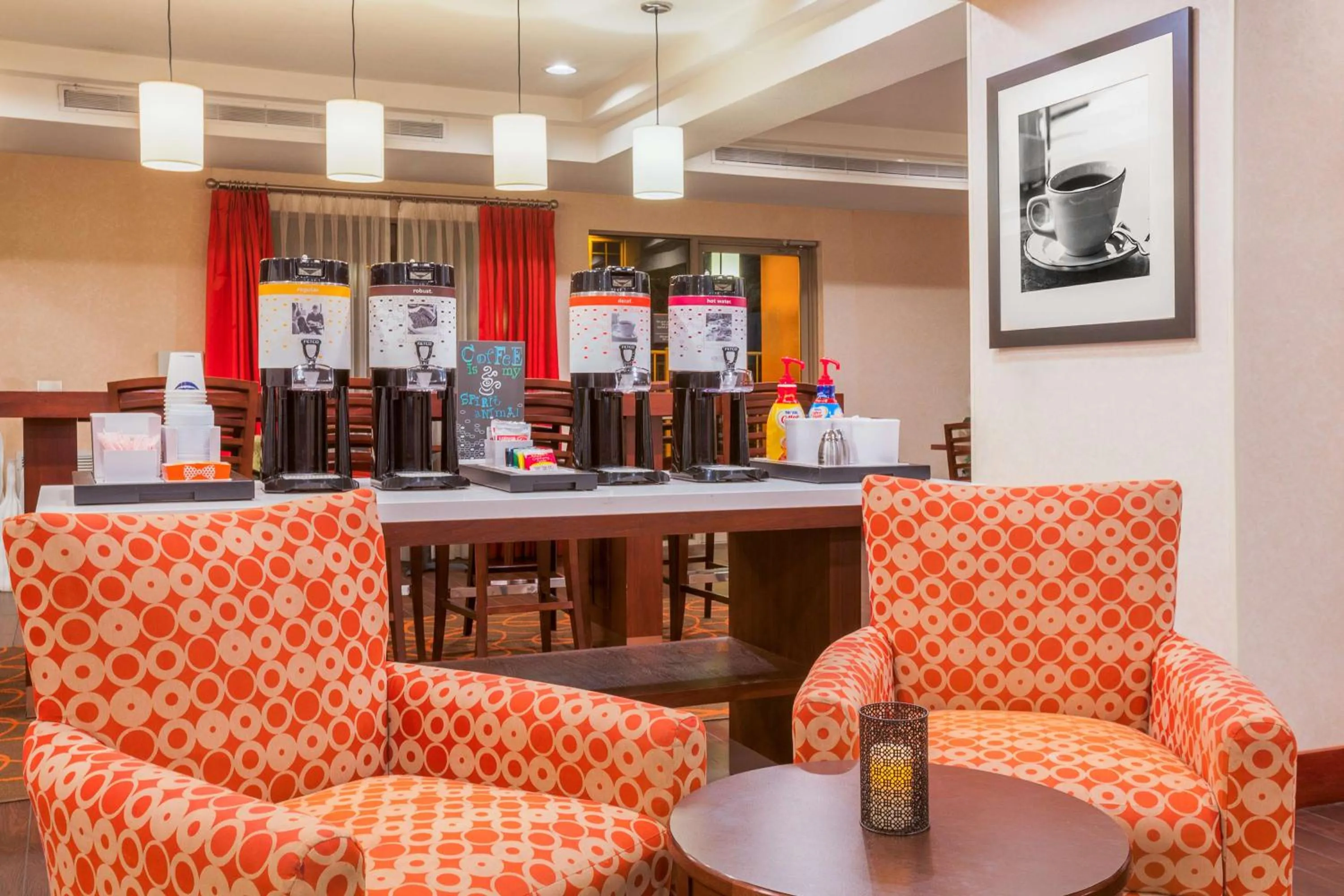 Dining area in Hampton Inn San Marcos