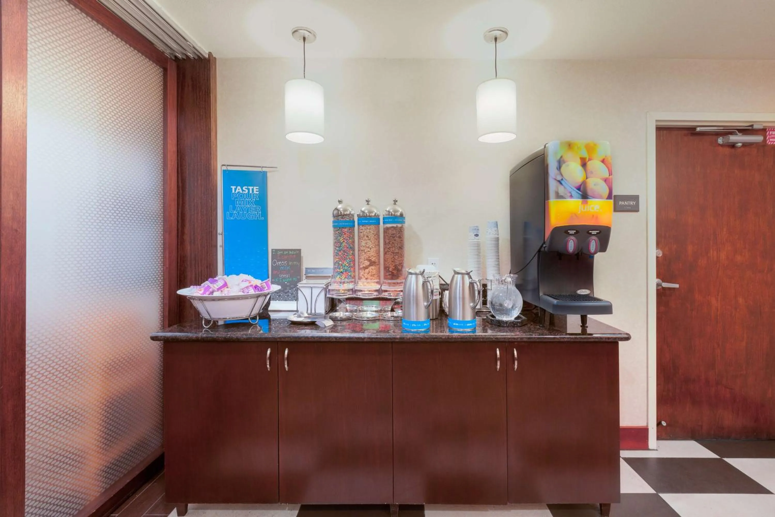 Dining area in Hampton Inn San Marcos