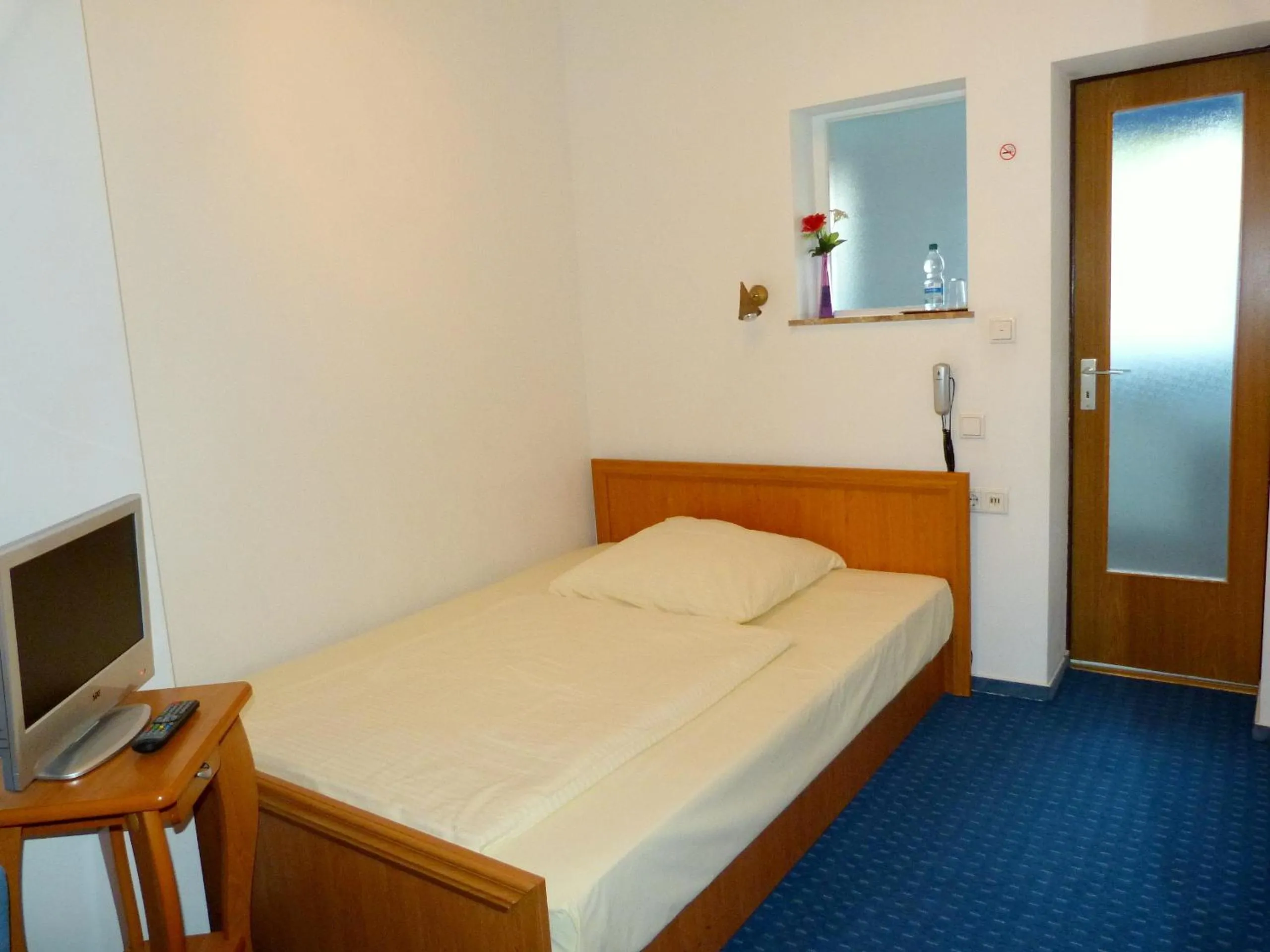 Photo of the whole room, Bed in Hotel Krone