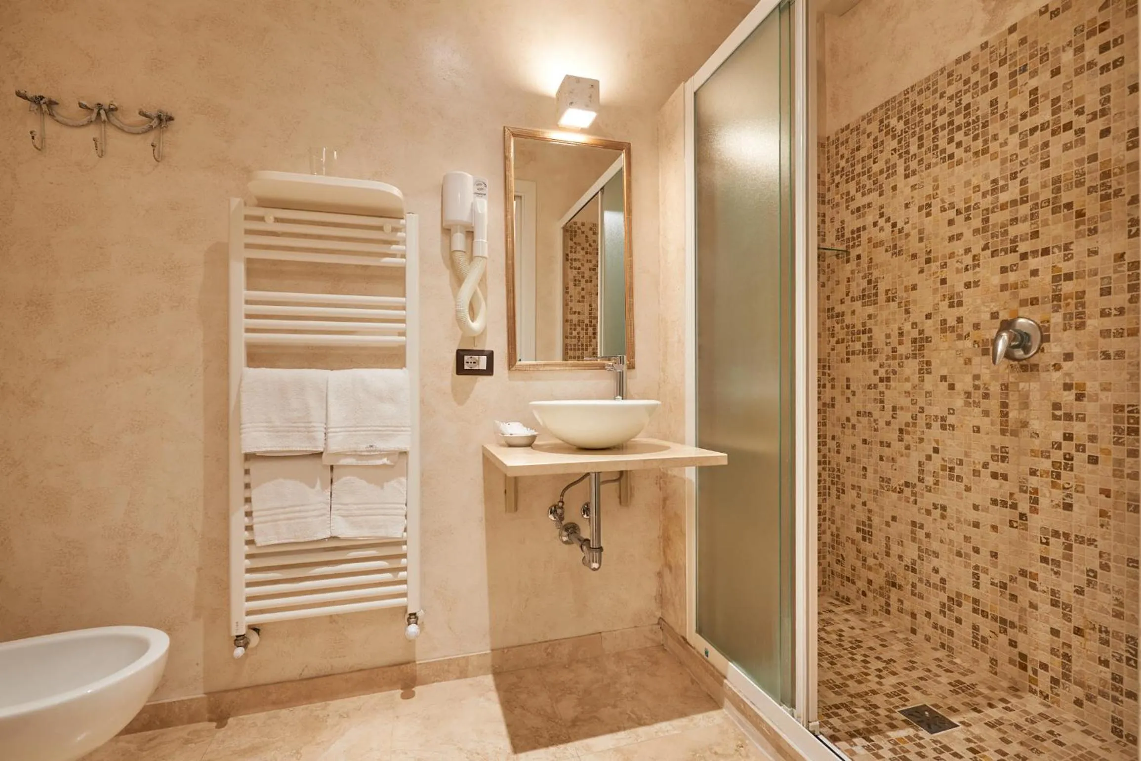 Shower in B&B Le Stanze del Duomo