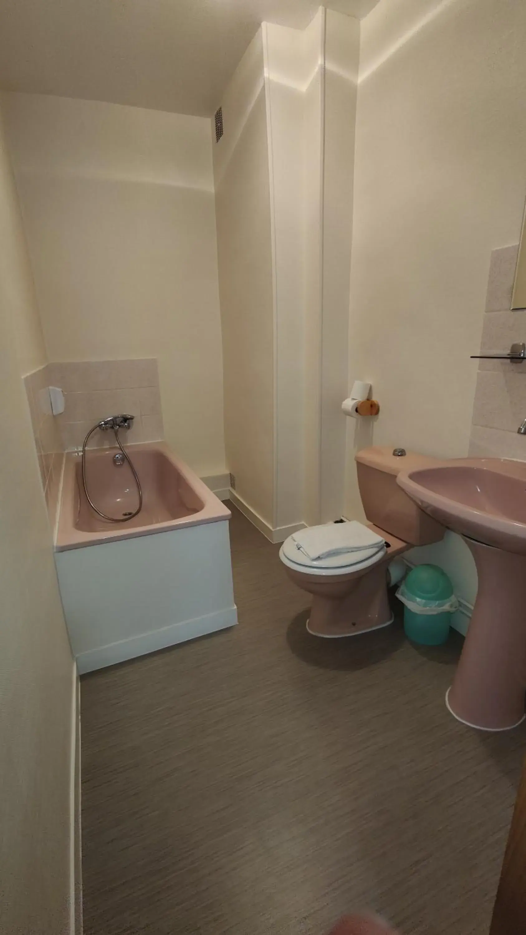 Deluxe Double Room (2 Adults + 1 Child) in Hotel Angleterre Deluxe Double Room (2 Adults + 1 Child) in Hotel Angleterre