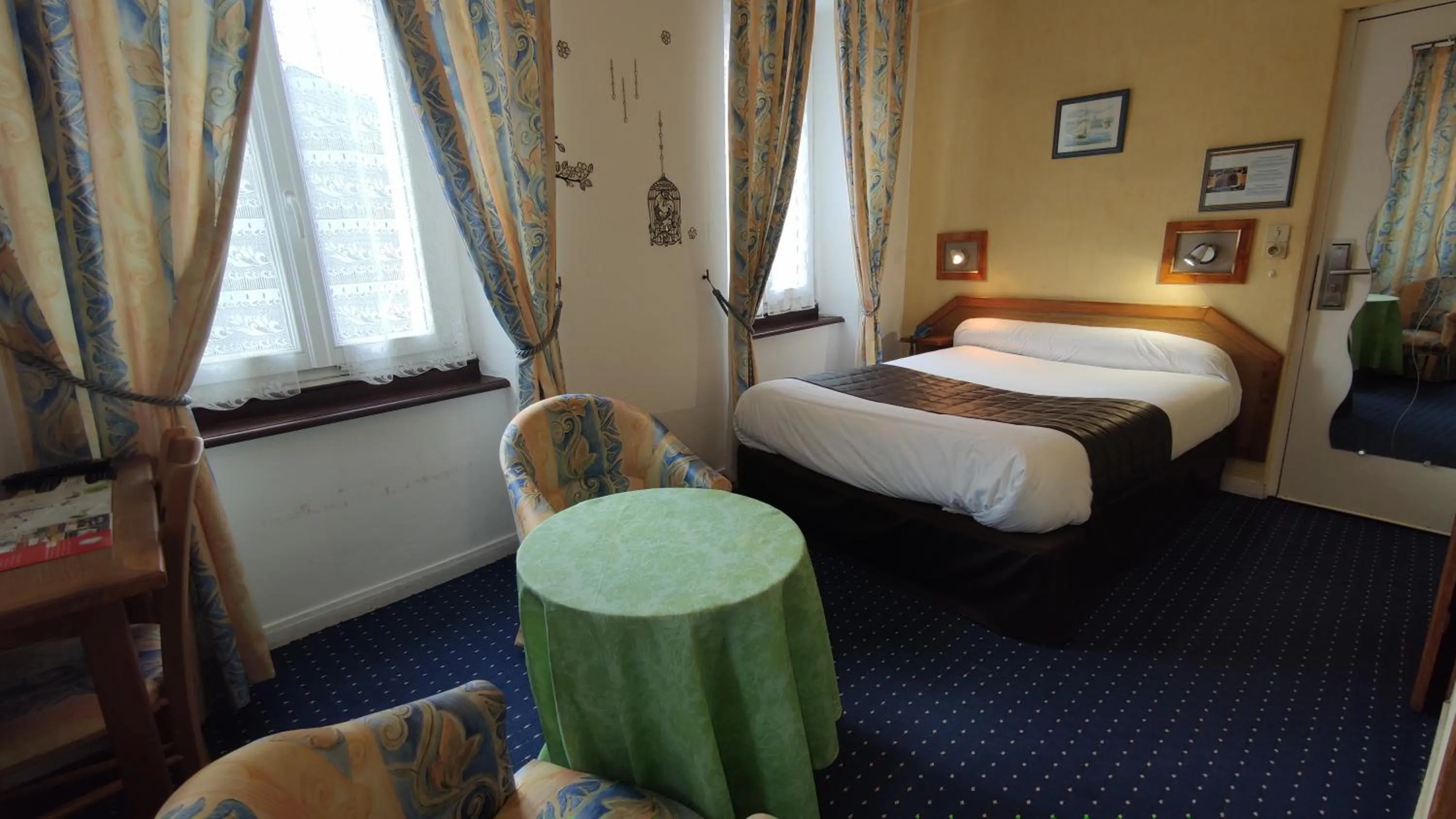 Photo of the whole room, Bed in Hotel Angleterre