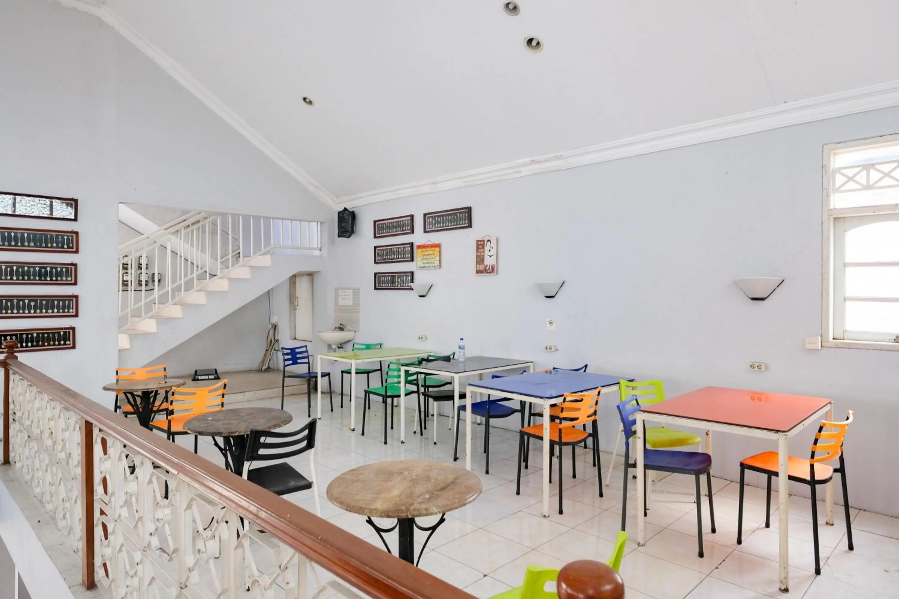 Seating area in RedDoorz Plus @ Mahendradatta Denpasar