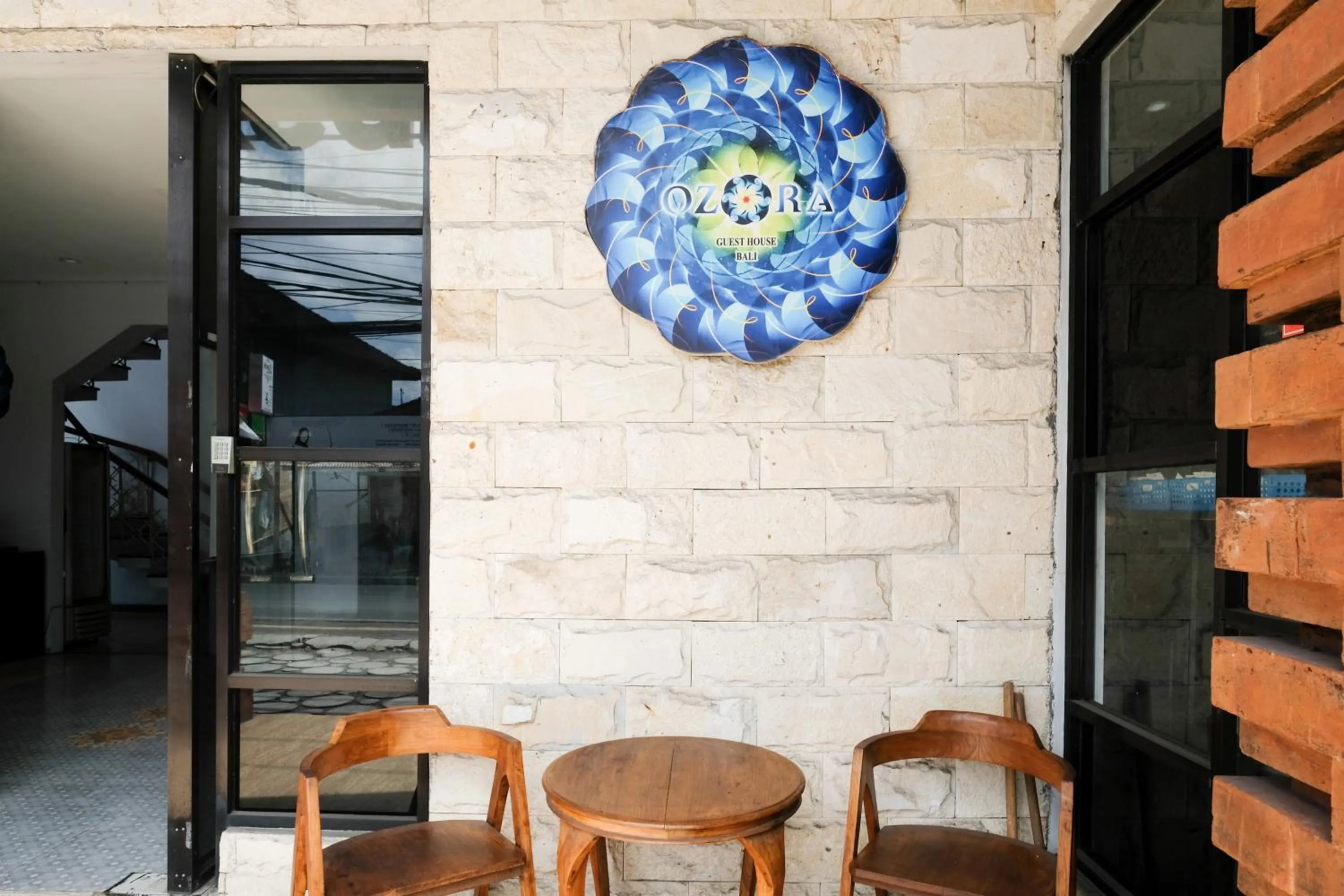 Seating area in RedDoorz Plus @ Mahendradatta Denpasar