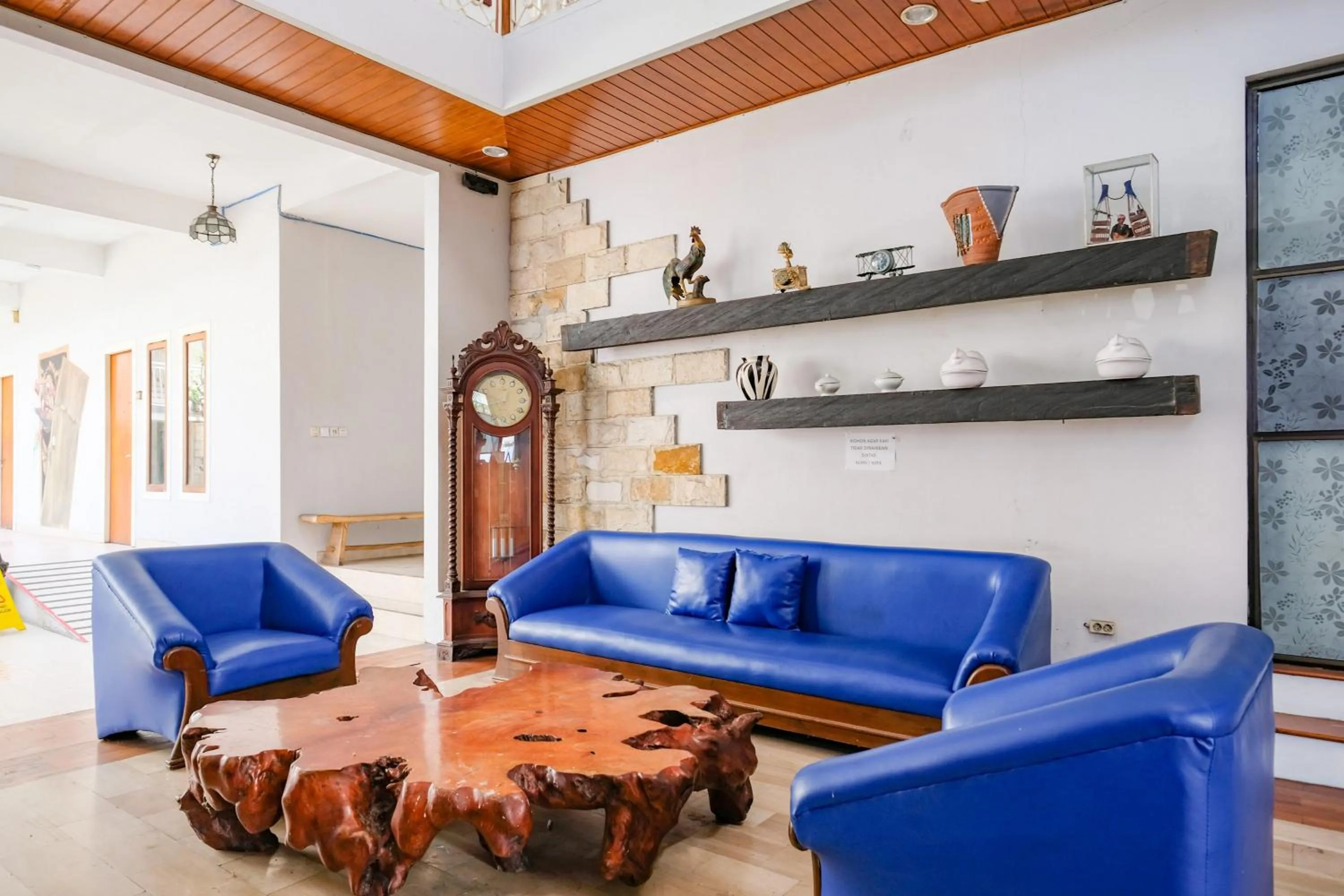 Seating area in RedDoorz Plus @ Mahendradatta Denpasar