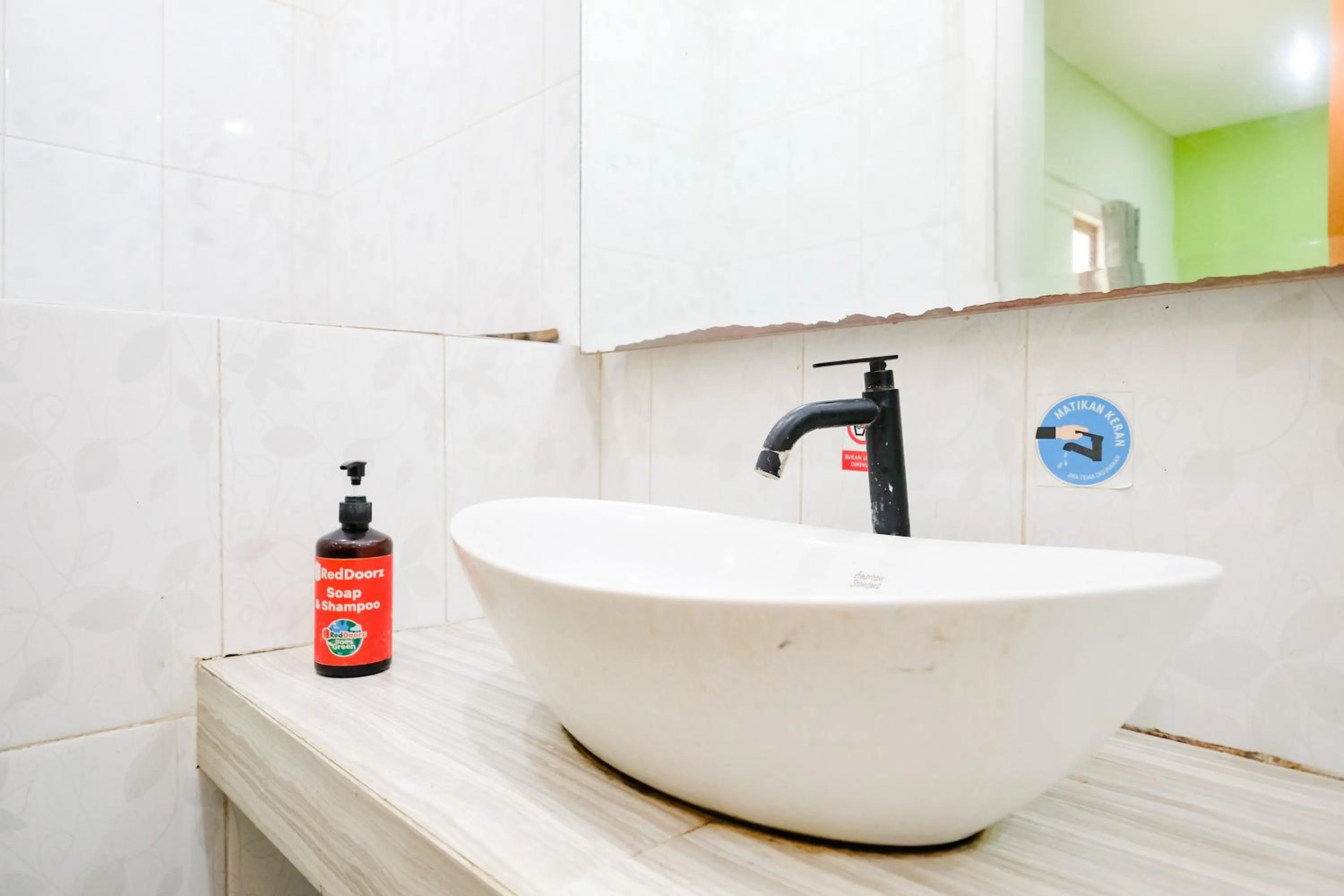 Bathroom in RedDoorz Plus @ Mahendradatta Denpasar