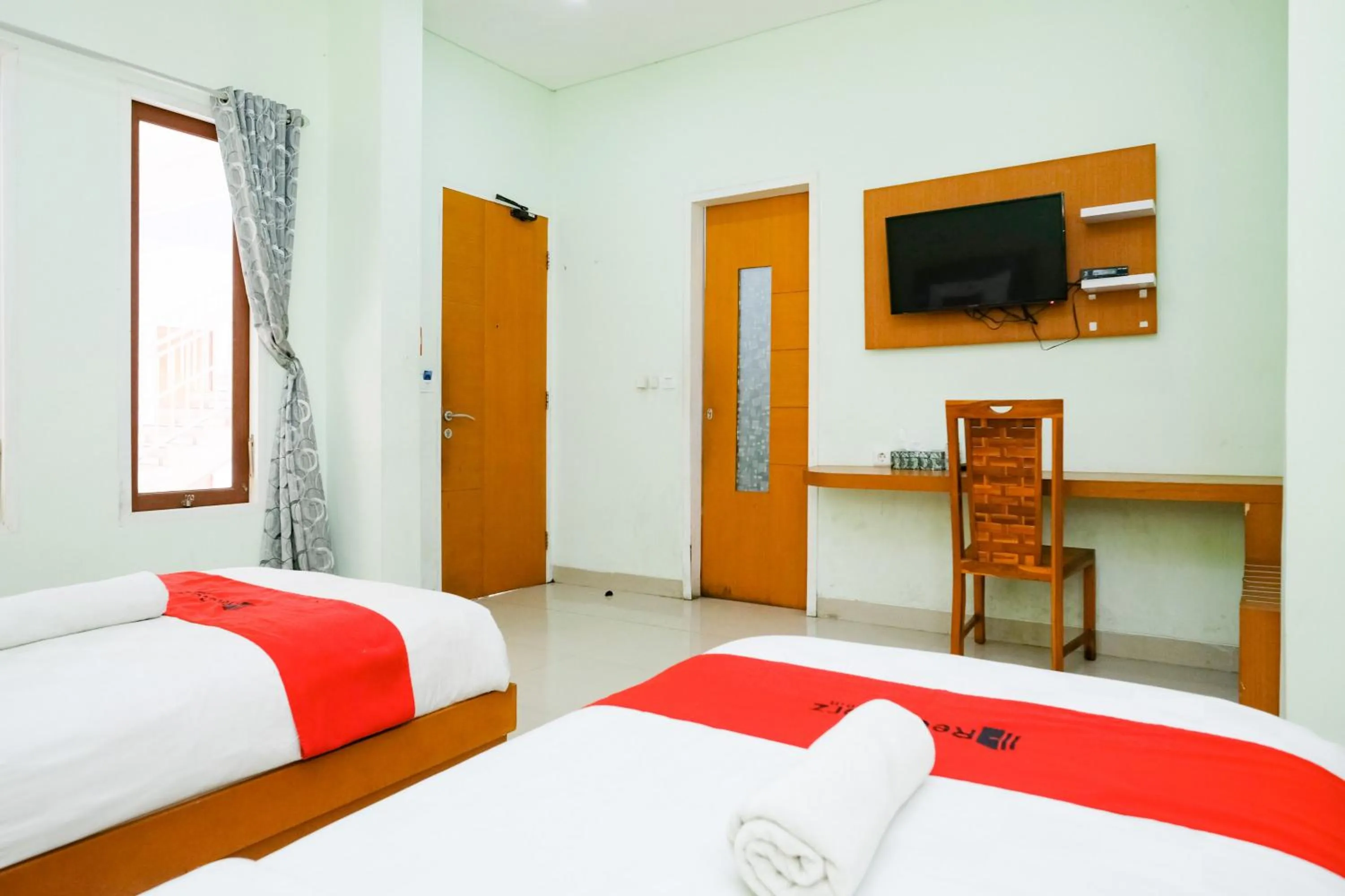 Bedroom, Bed in RedDoorz Plus @ Mahendradatta Denpasar