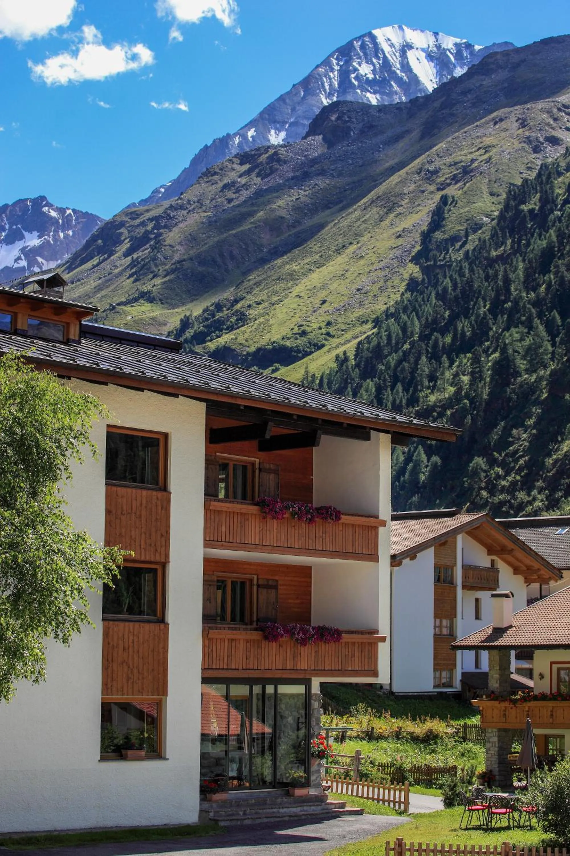 Facade/entrance in Garni des Alpes