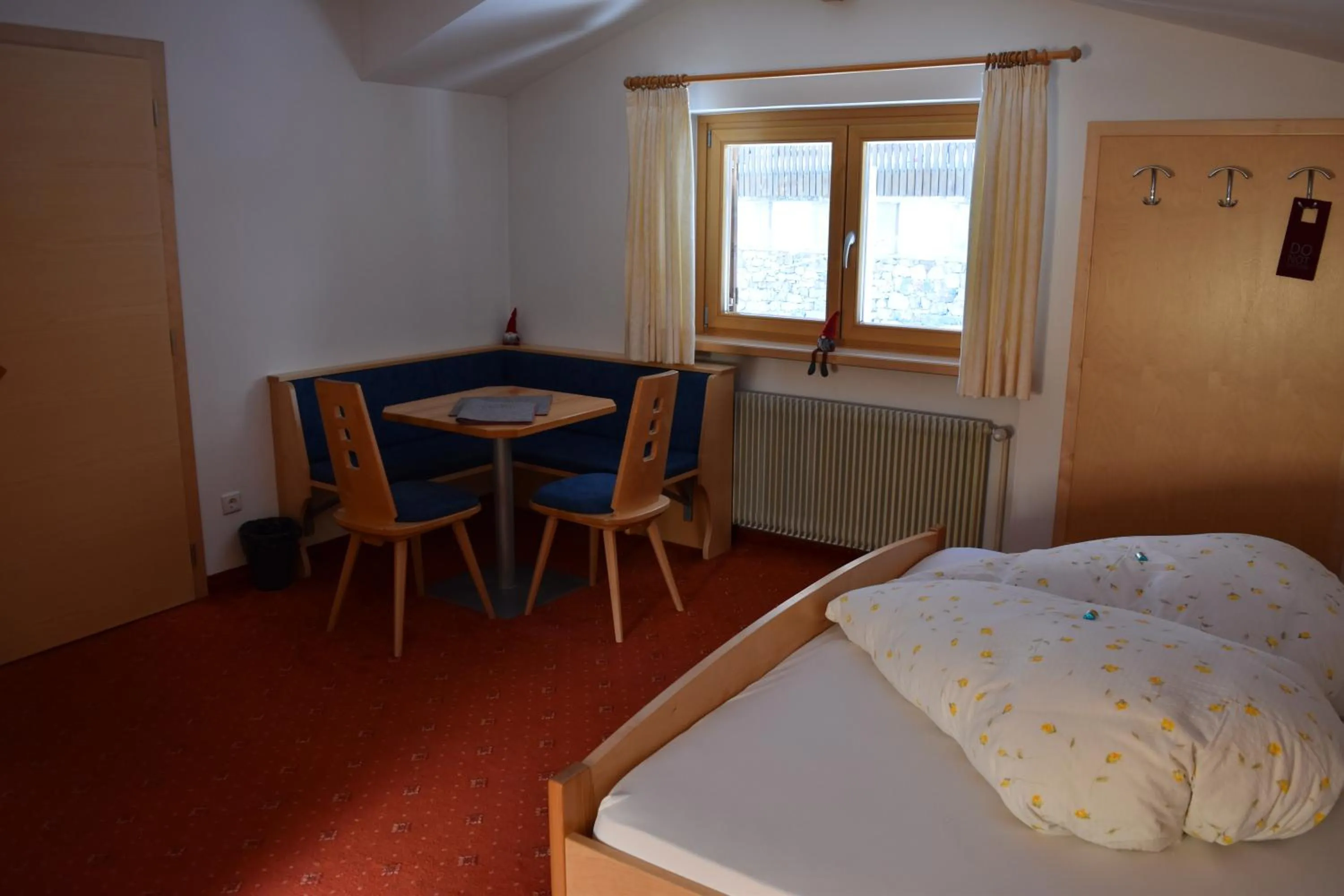 Dining area, Bed in Garni des Alpes
