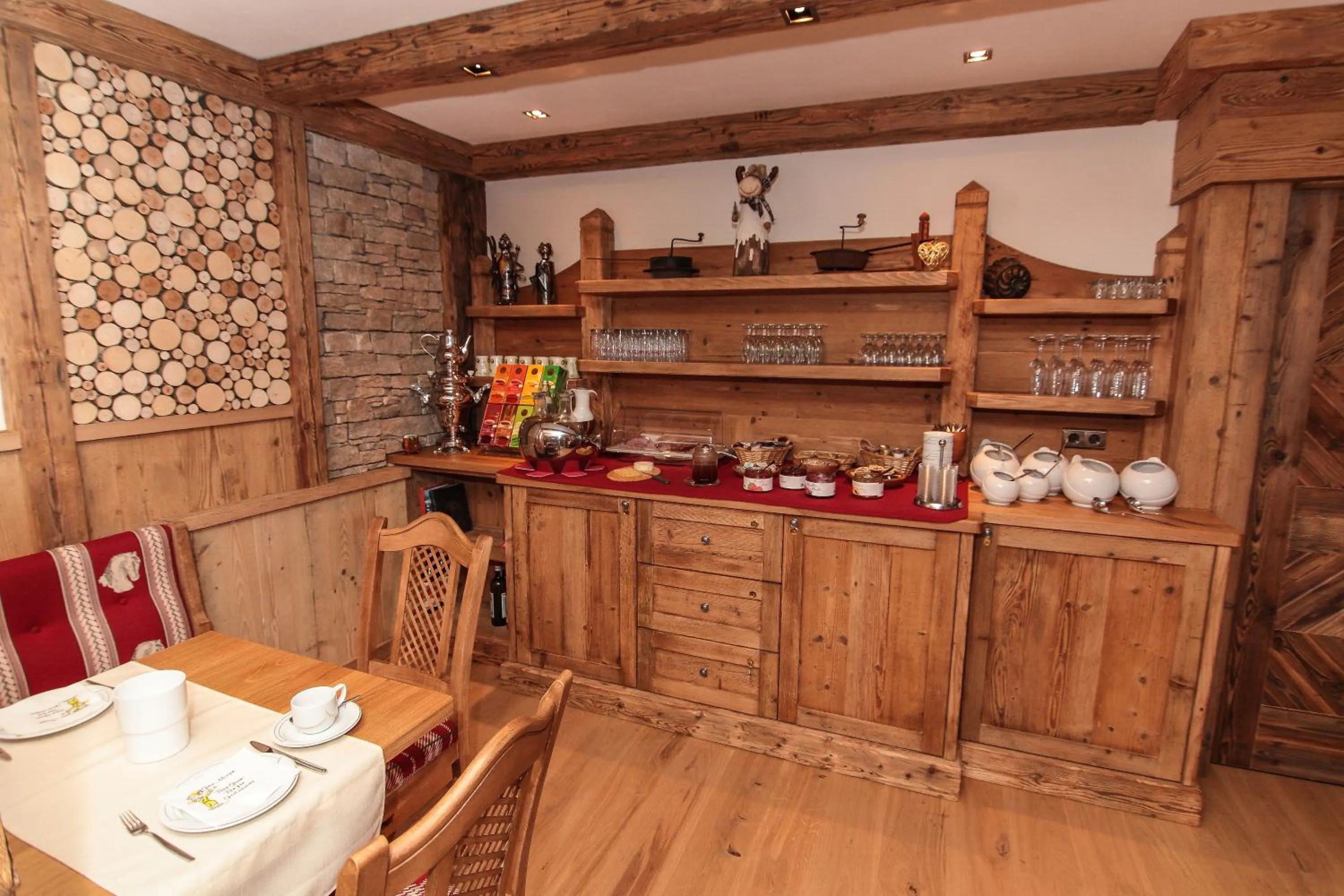 Food and drinks in Garni des Alpes