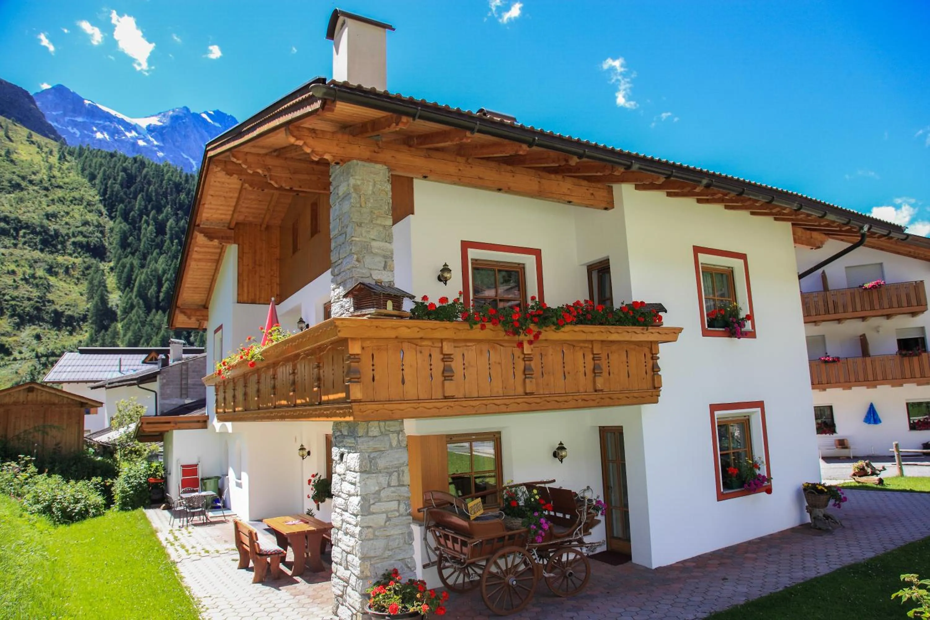 Facade/entrance in Garni des Alpes