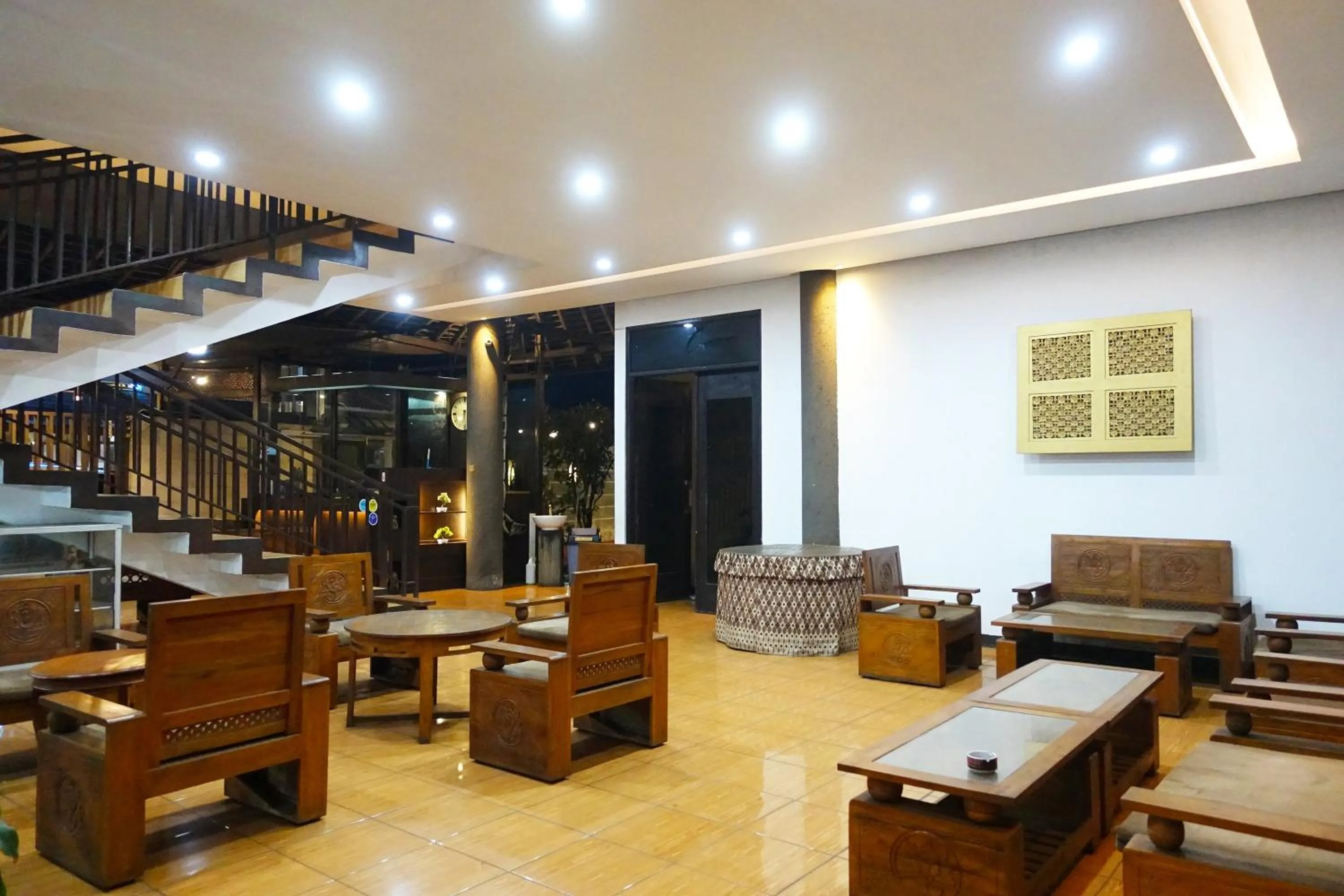 Seating area in Saung Balibu Hotel