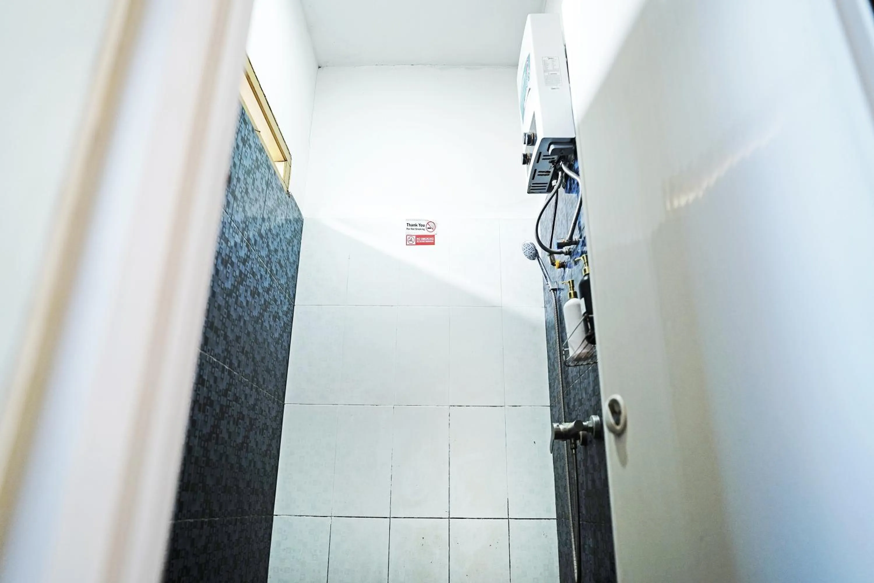 Shower in Saung Balibu Hotel