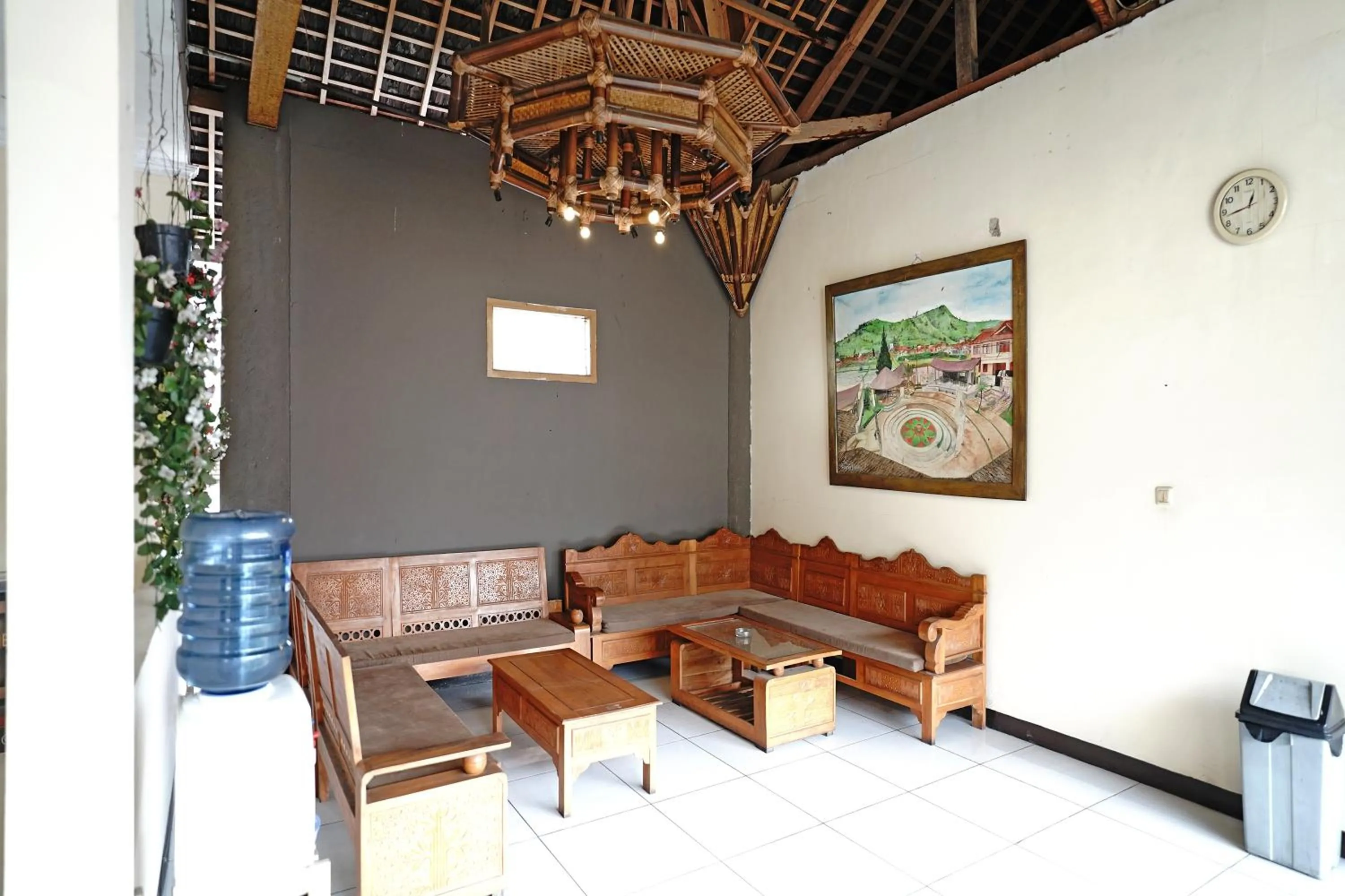 Seating area in Saung Balibu Hotel