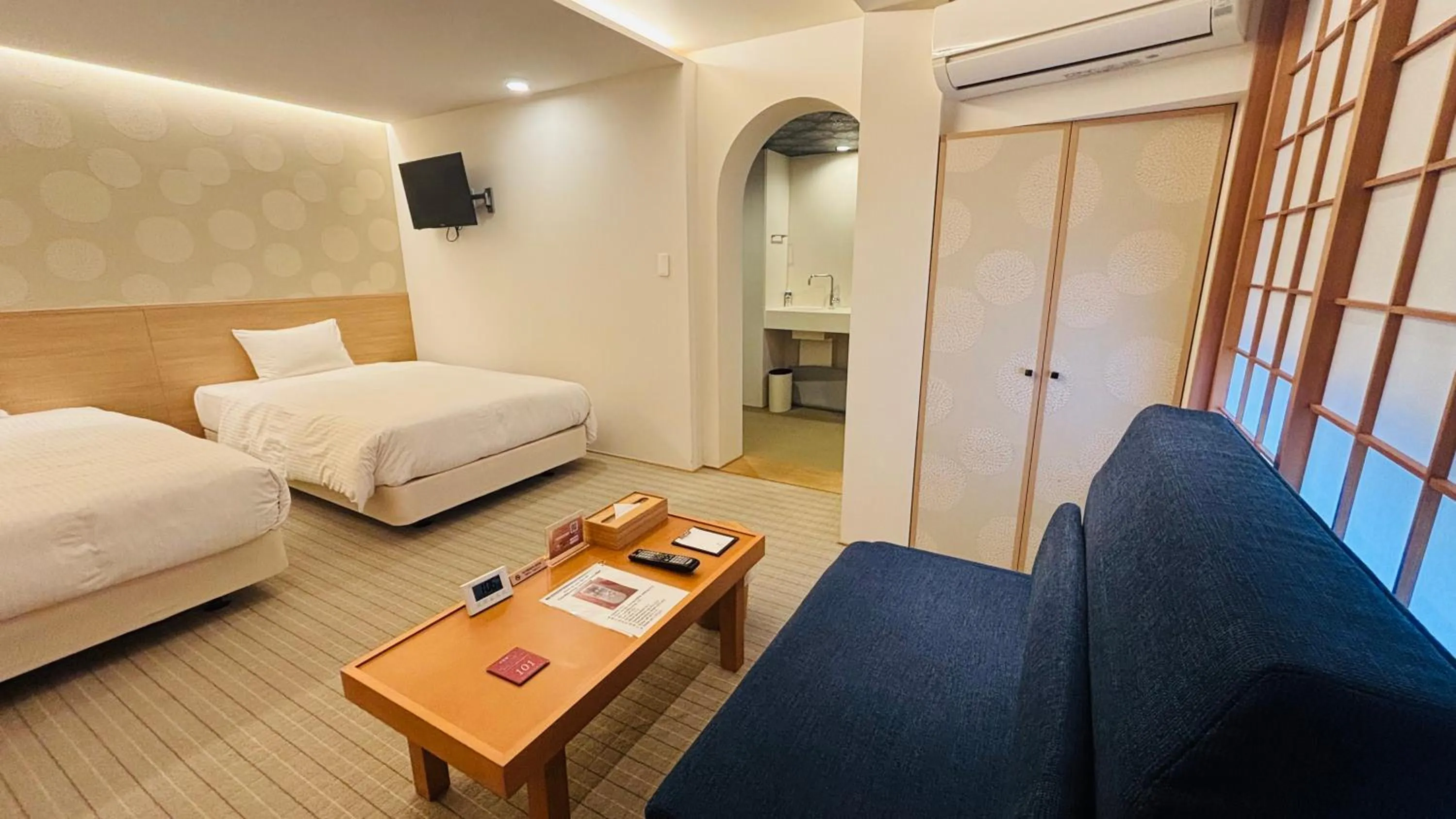 Living room, Bed in RESI STAY Hachi Inn