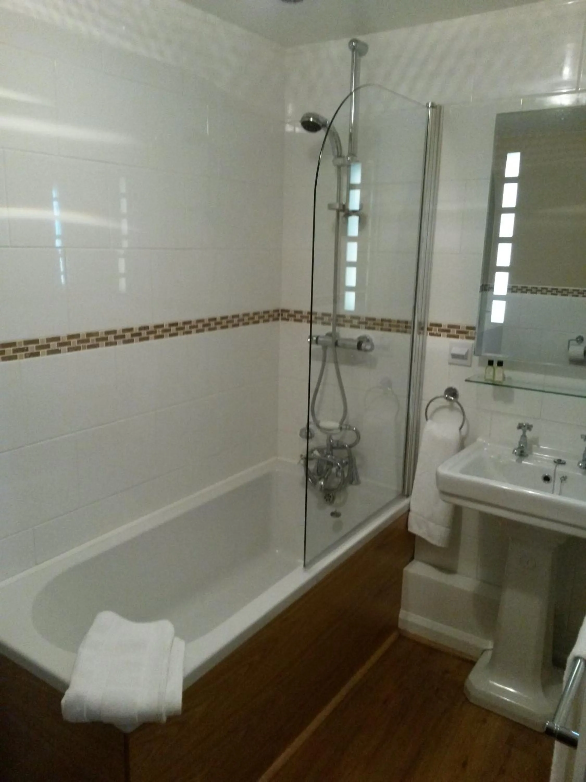 Bathroom in The Poldark Inn