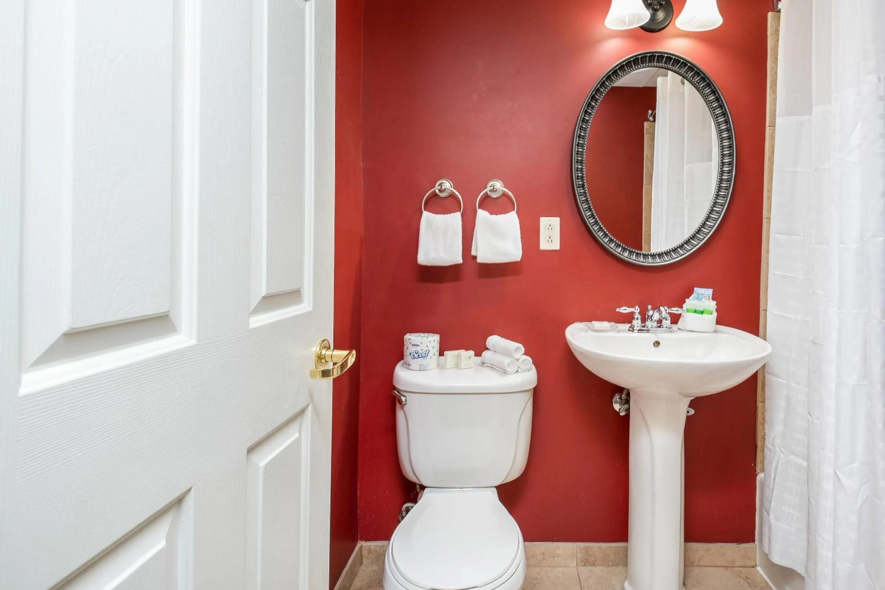 Bedroom in Clarion Collection Hotel Arlington Court Suites