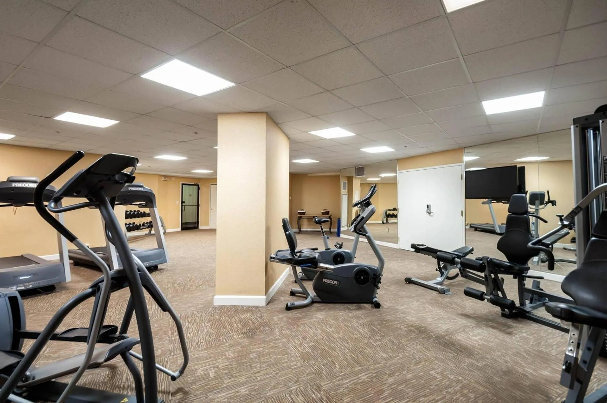 Fitness centre/facilities in Clarion Collection Hotel Arlington Court Suites