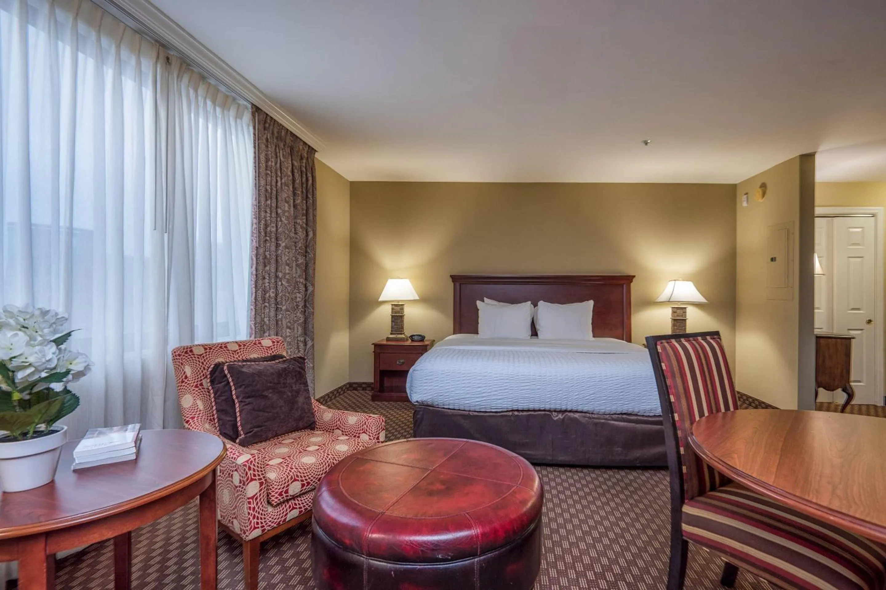 Bedroom, Bed in Clarion Collection Hotel Arlington Court Suites