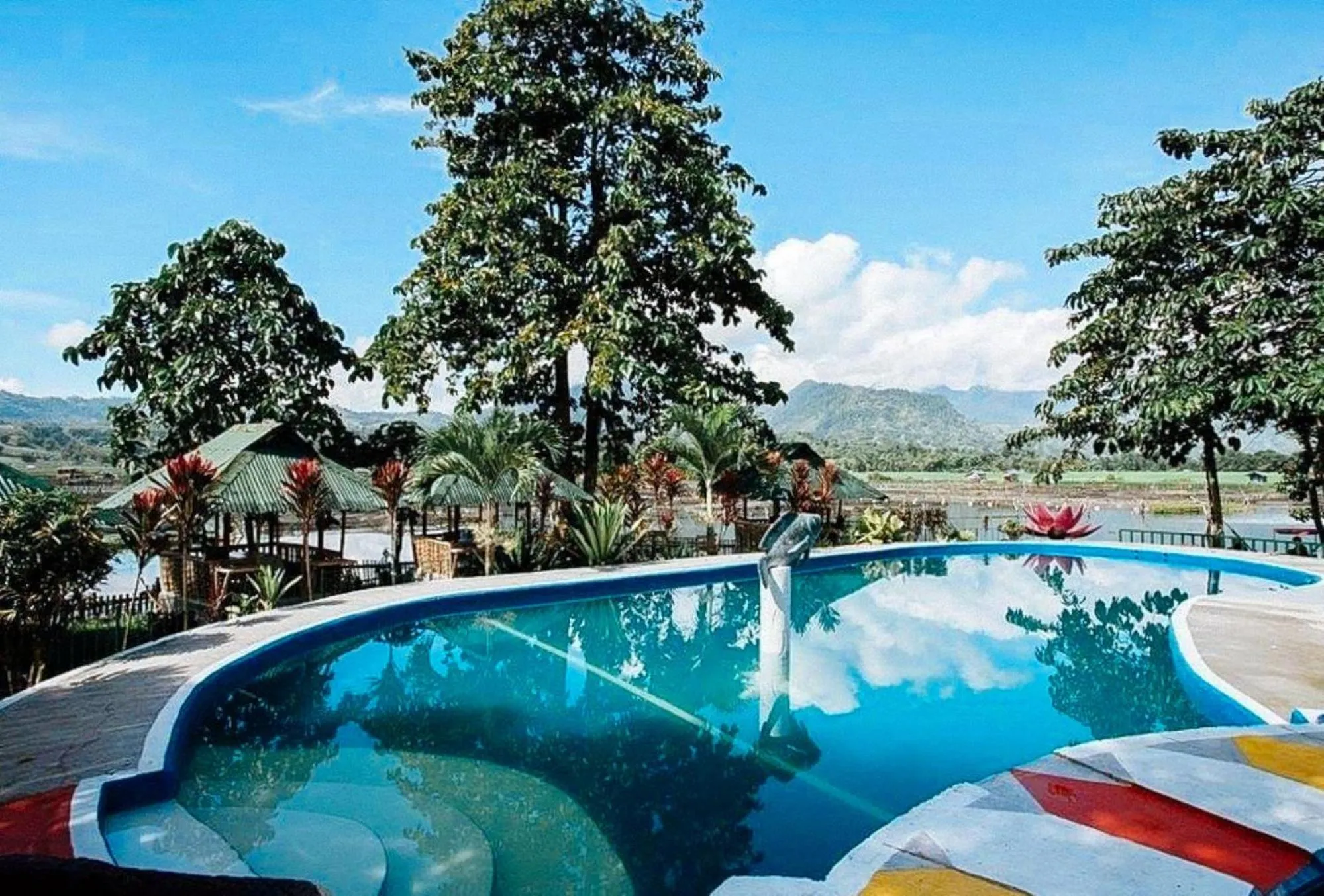 Swimming pool in Sunrise Garden Lake Resort