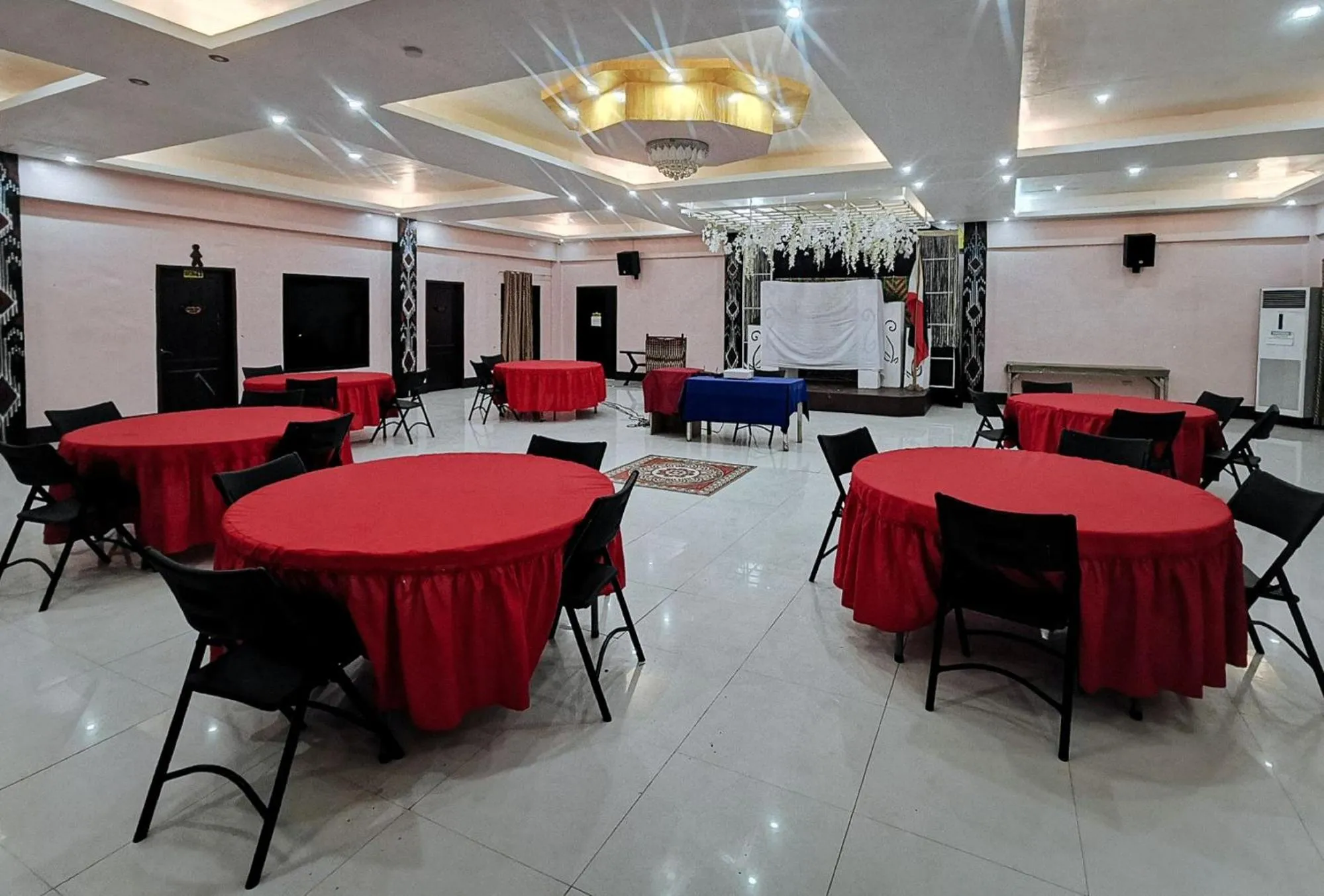 Restaurant/places to eat in Sunrise Garden Lake Resort