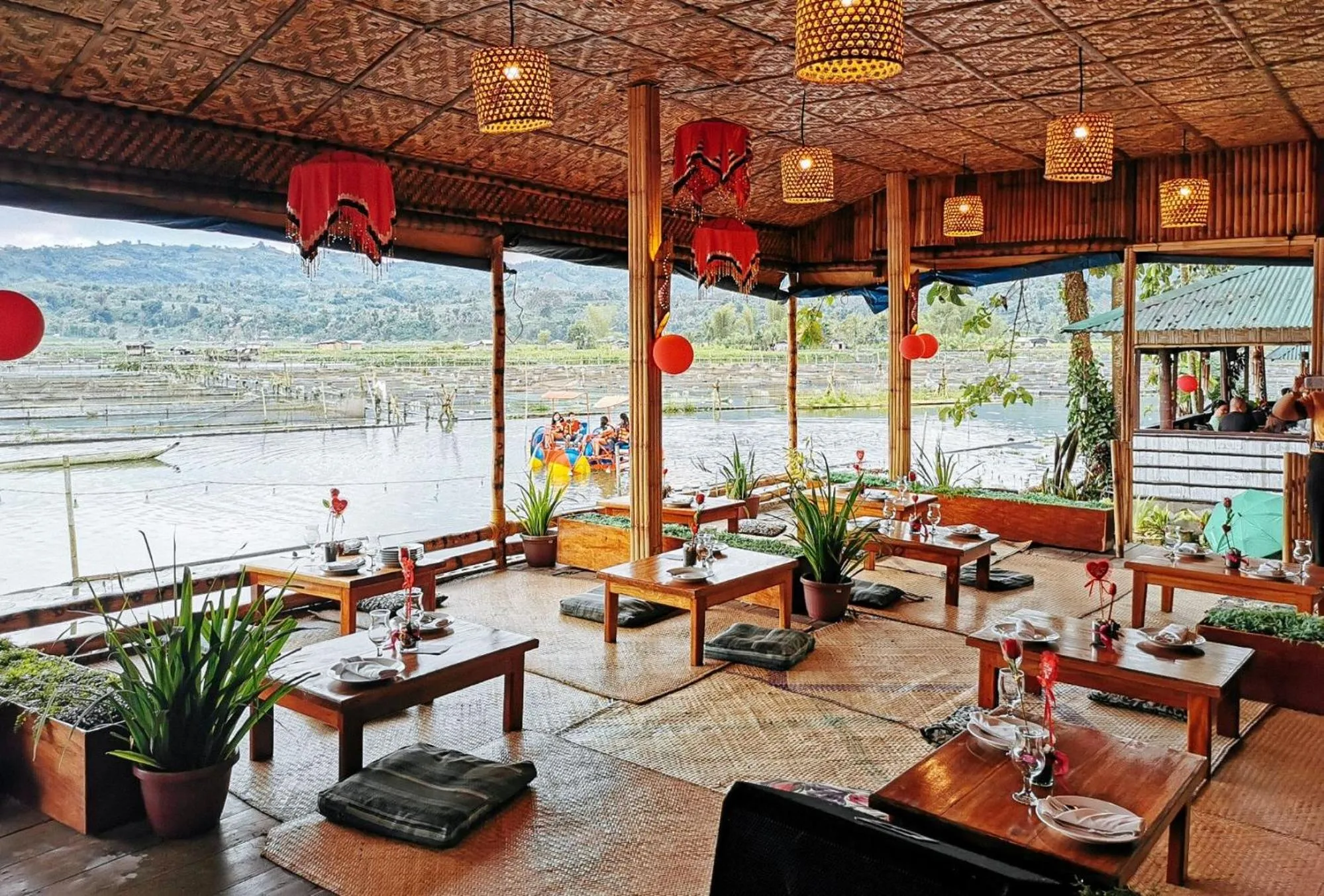 Restaurant/places to eat in Sunrise Garden Lake Resort