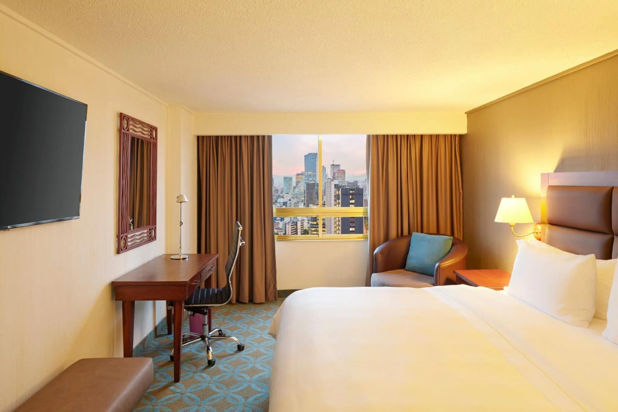 Photo of the whole room, Bed in Fiesta Americana Reforma