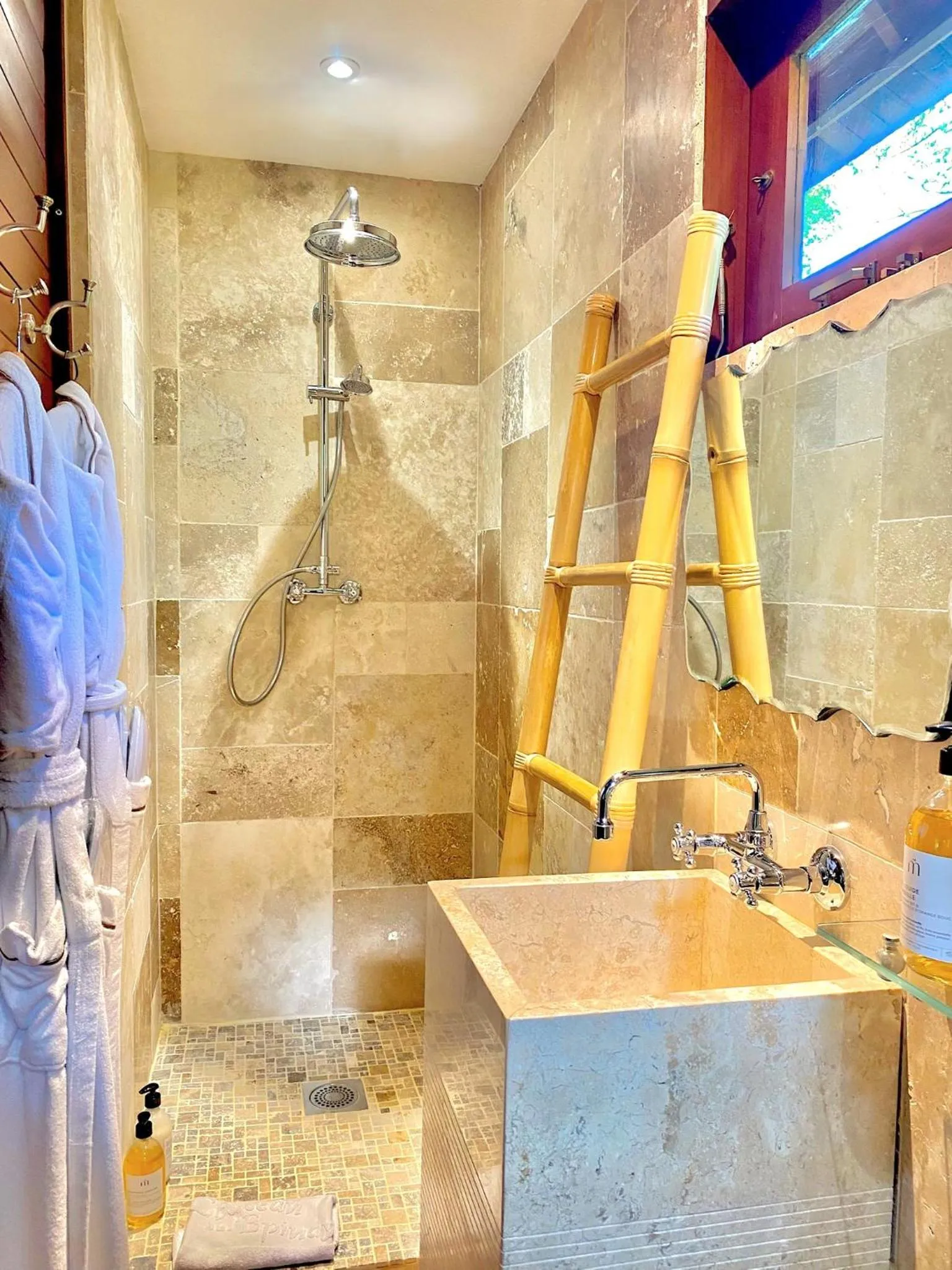 Shower in Château de l'Epinay